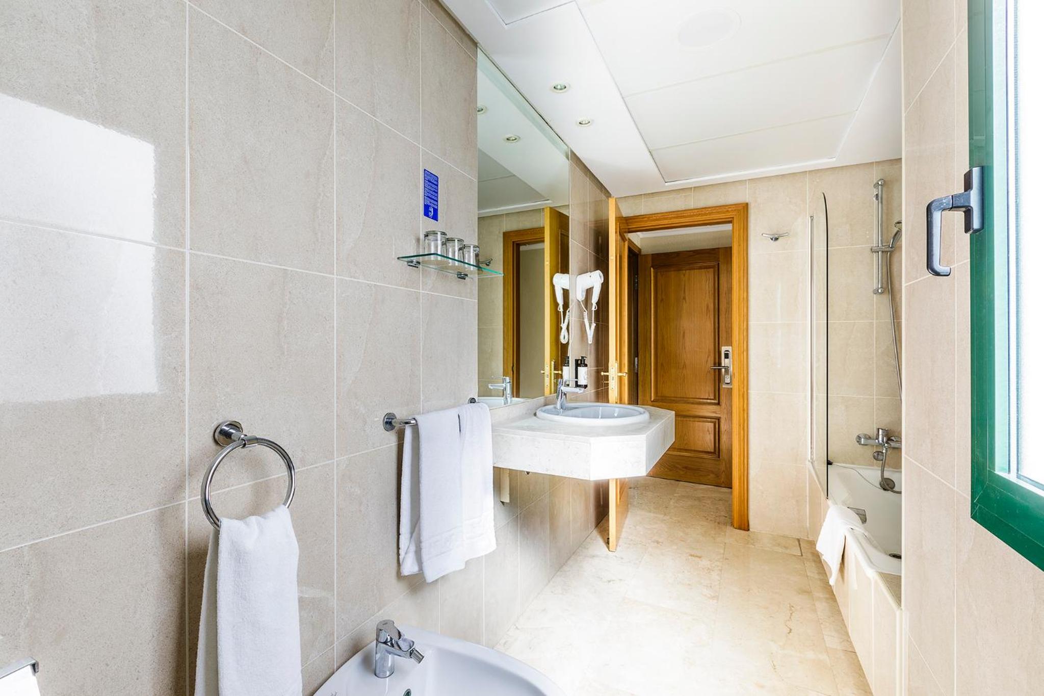 Triple Room (2 Adults + 1 Child) - Photo 2