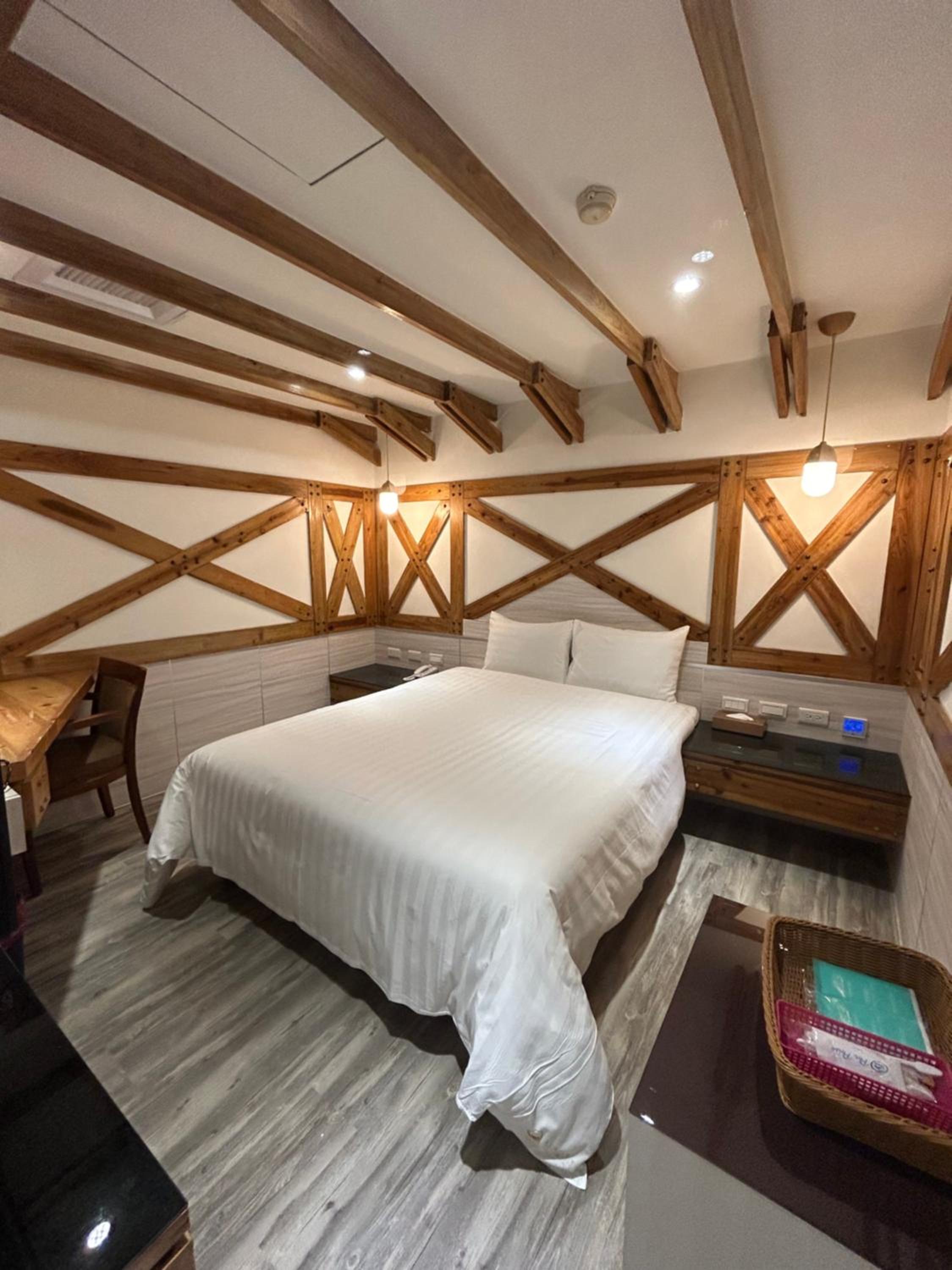 New Standard Queen Room No Window photo 3