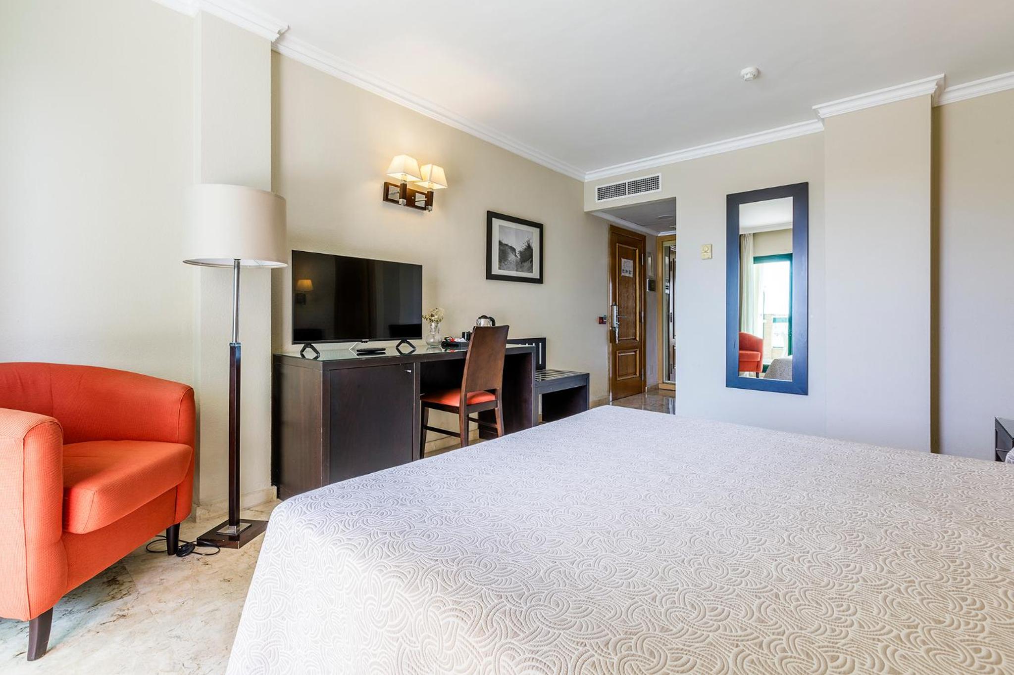 Family Room (2 Adults + 2 Children) - Photo 4