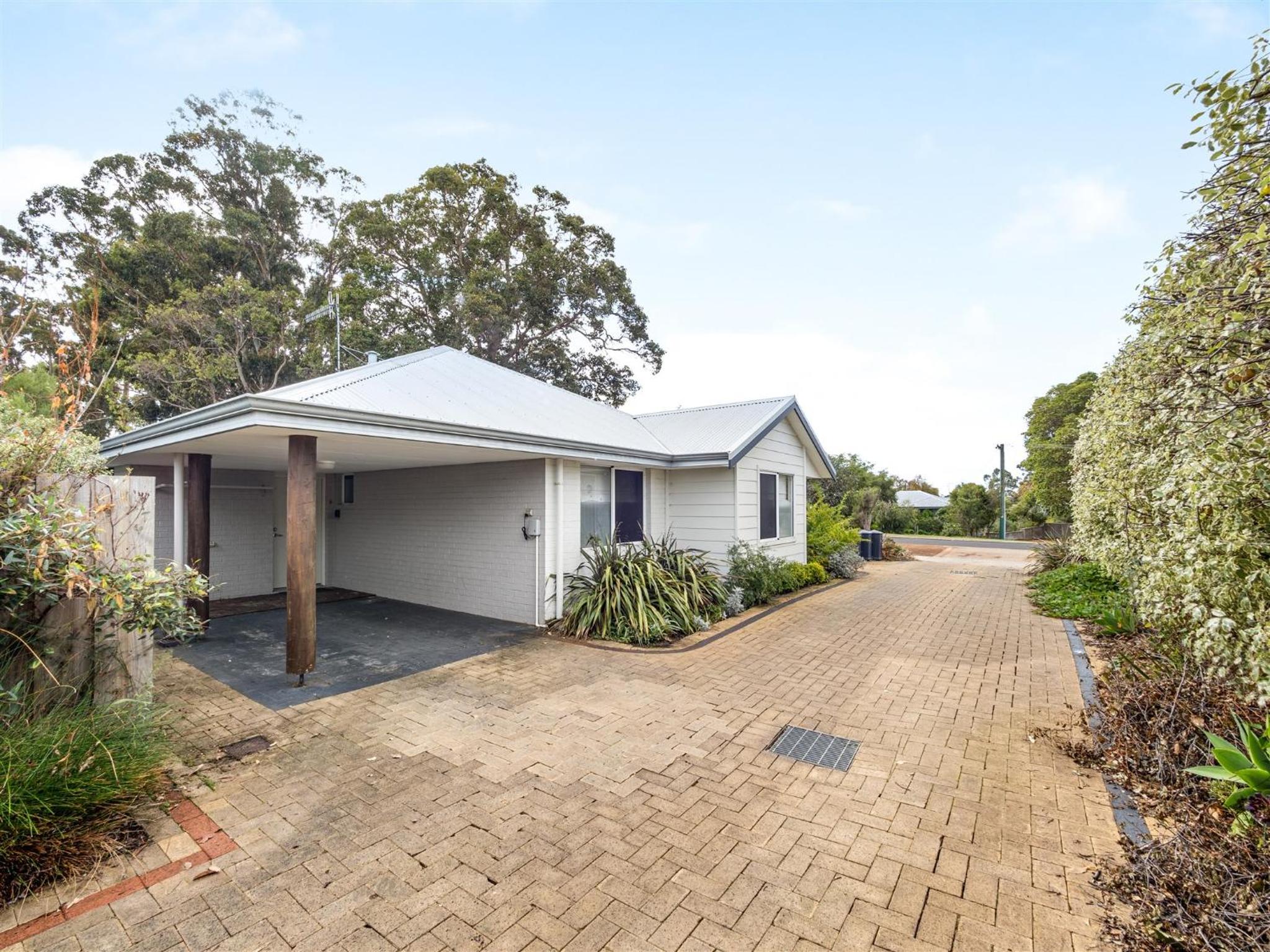 Three-Bedroom House photo 2