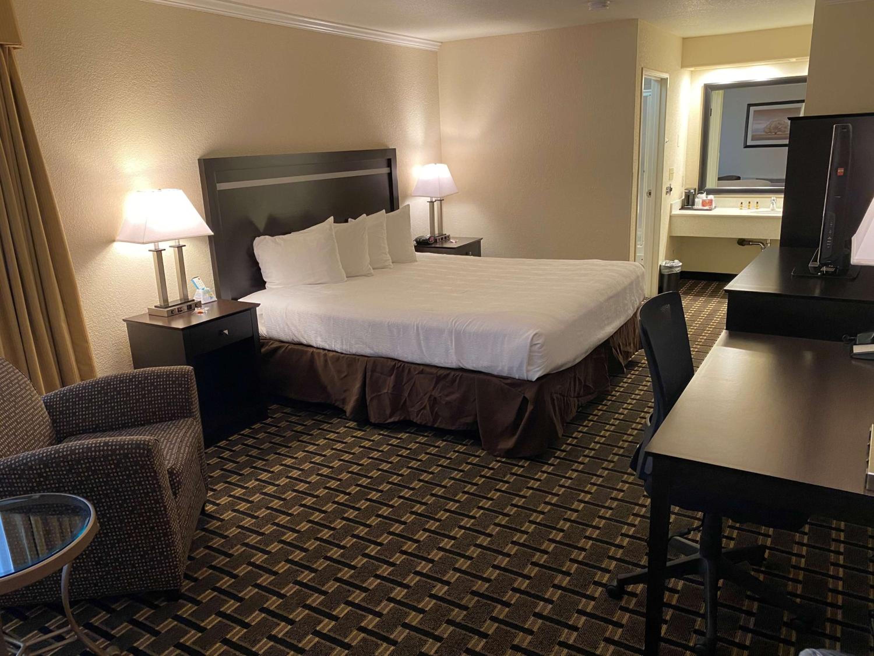 Junior King Suite with Roll-In Shower - Mobility Accessible/Non-Smoking - Photo 5