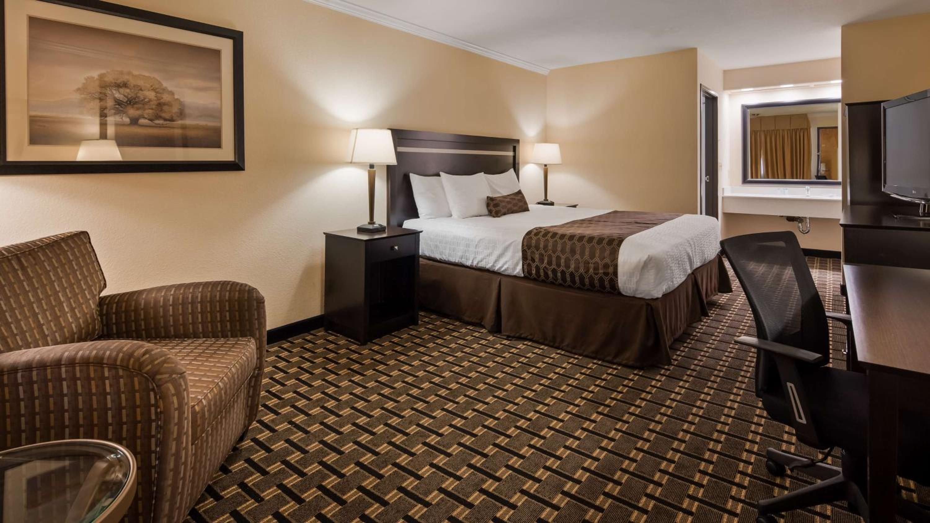 King Bed Room with Spa Bath - Photo 1