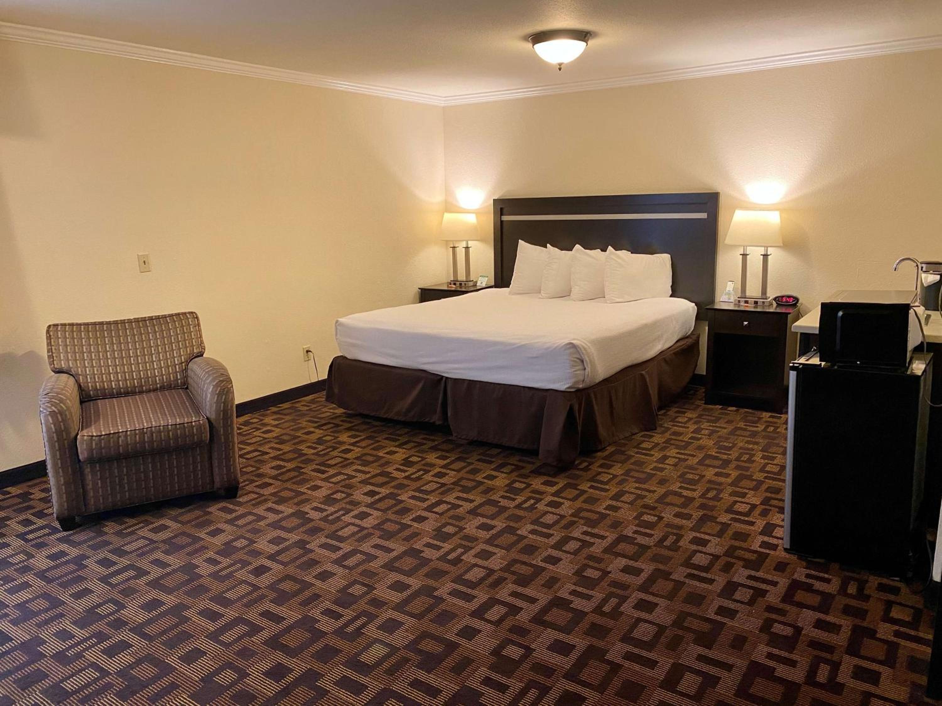 King Room with Wet Bar - Non-Smoking - Photo 1