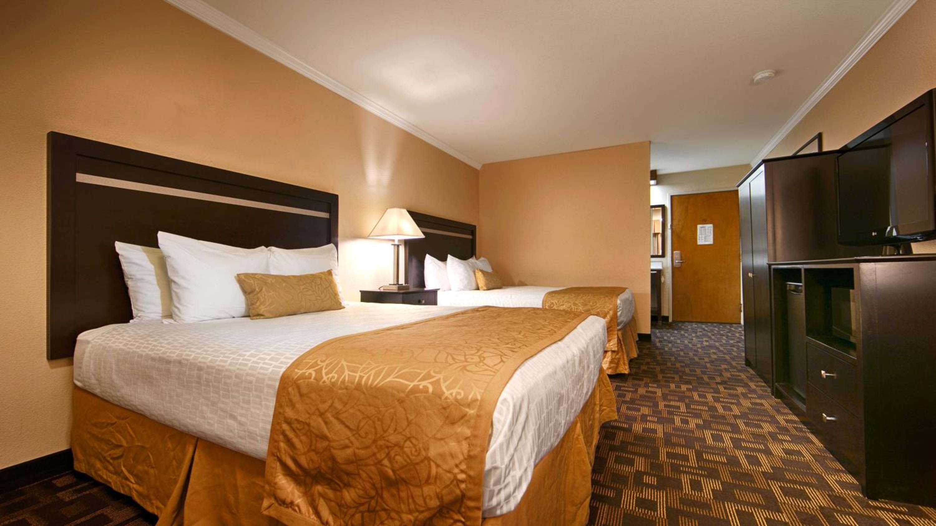 Two Queen Bed Room with Spa Bath - Photo 6