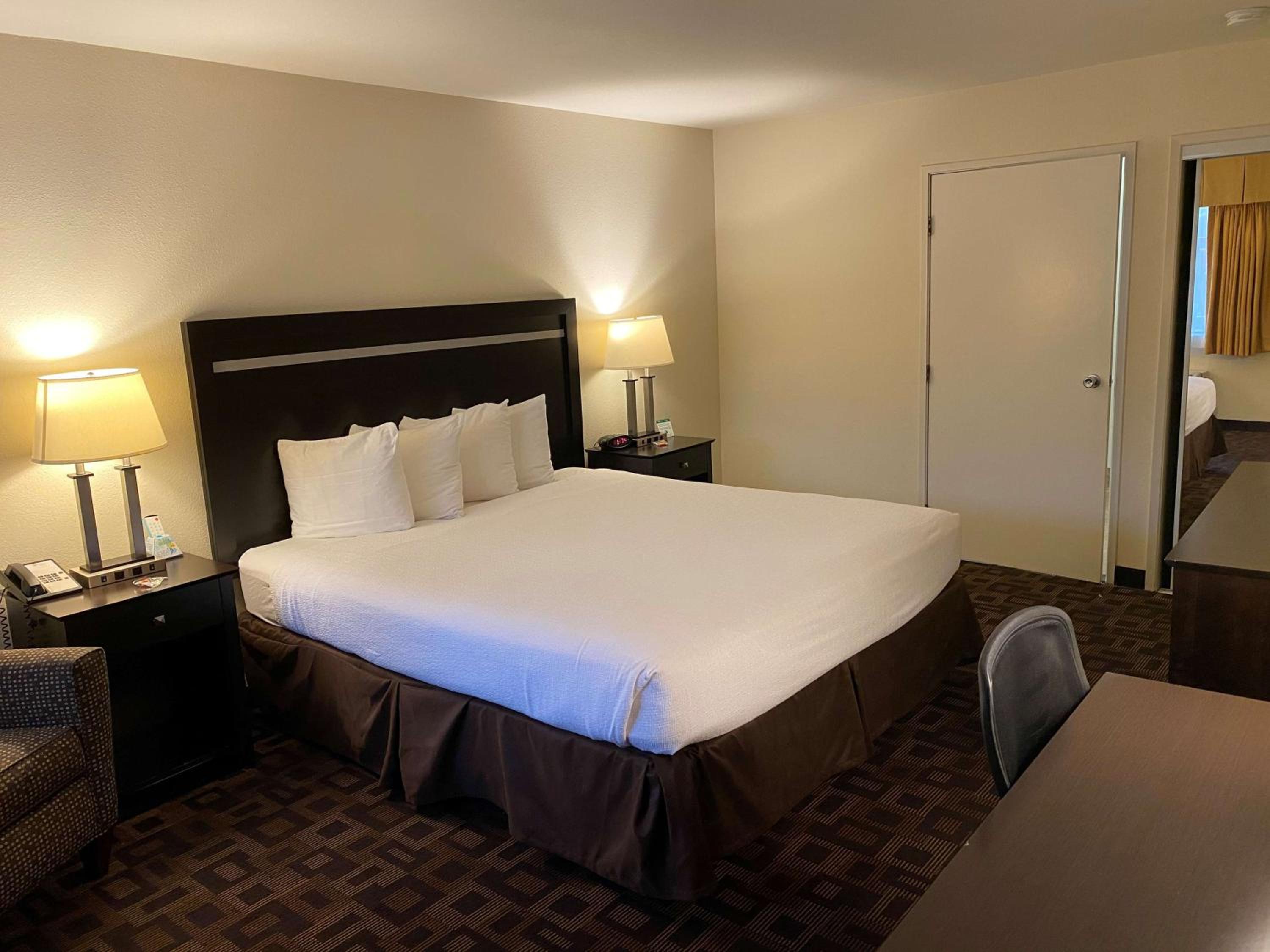 King Bed Room with Spa Bath - Photo 3