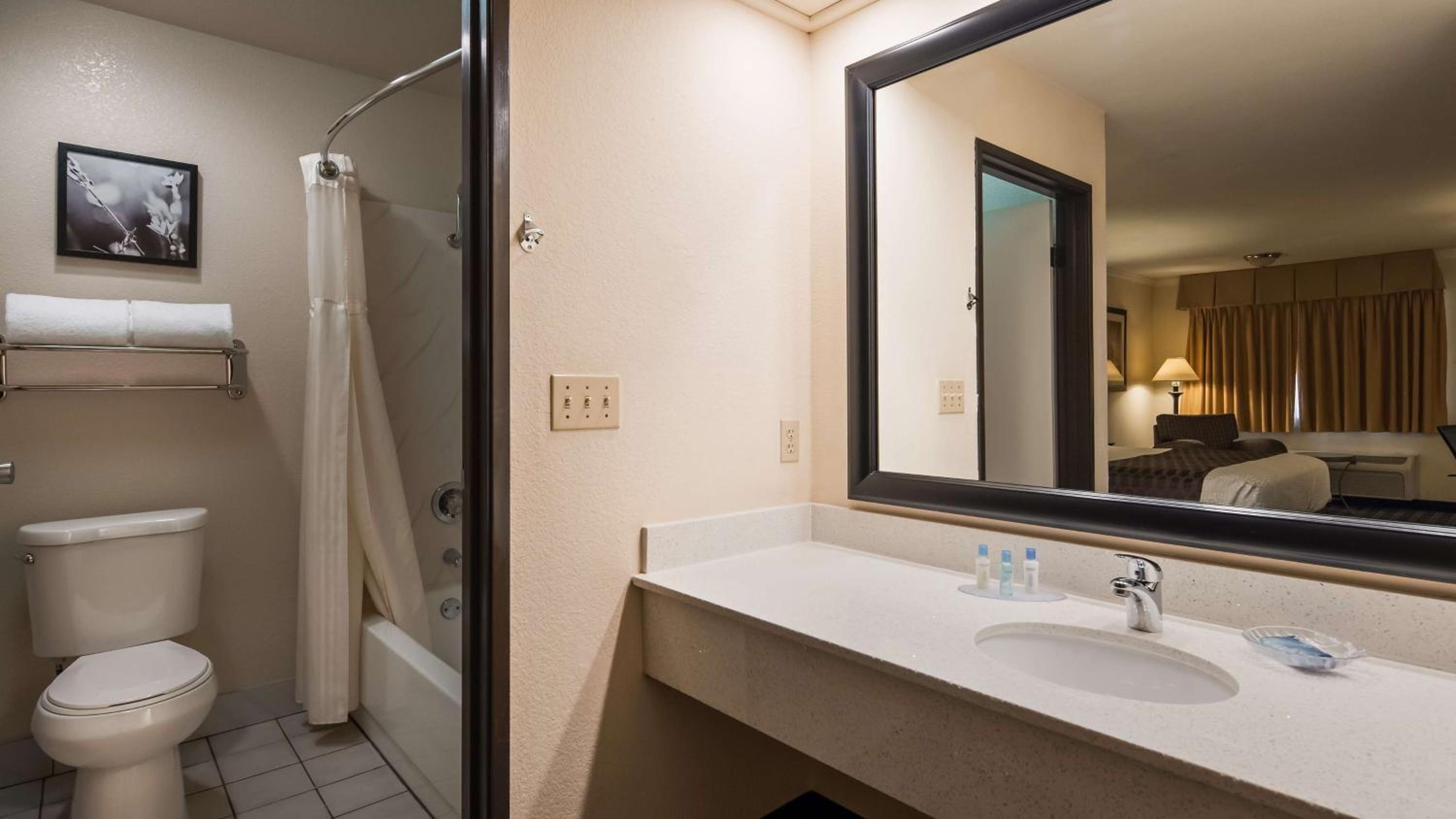 King Bed Room with Spa Bath - Photo 6