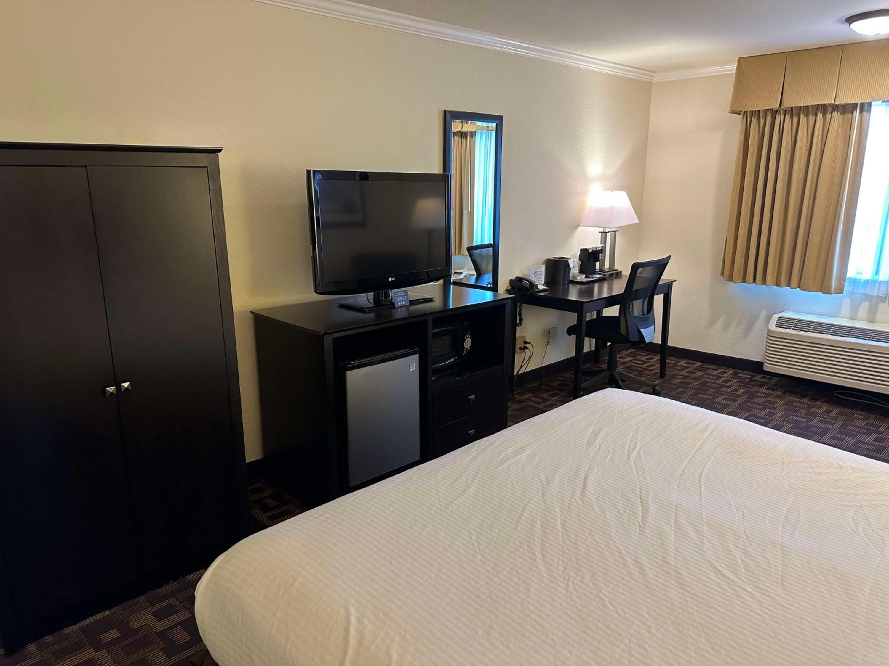 Junior King Suite with Roll-In Shower - Mobility Accessible/Non-Smoking - Photo 2