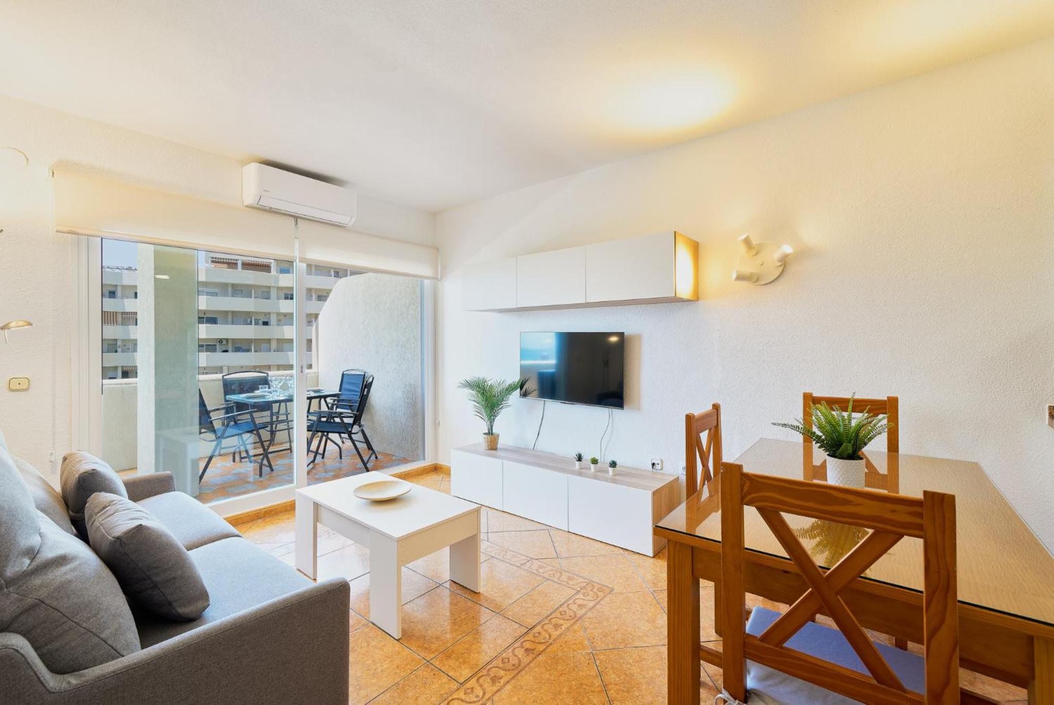 Apartamento de una habitación con balcón y vista al mar