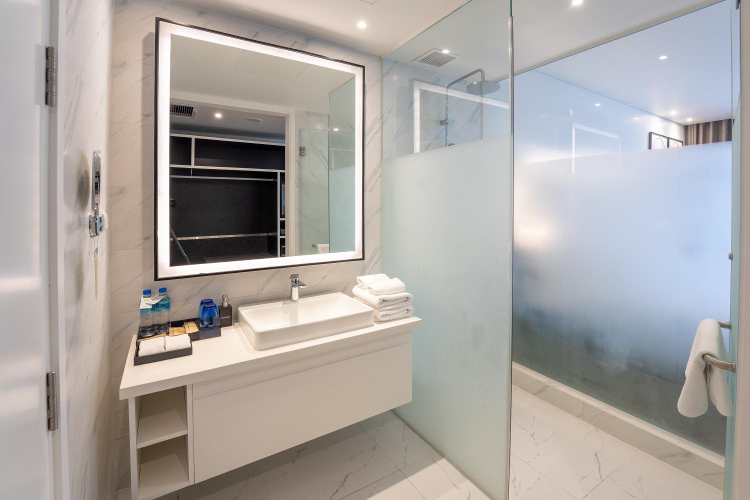 Deluxe King Room with Panoramic View - Non-Smoking - Photo 2