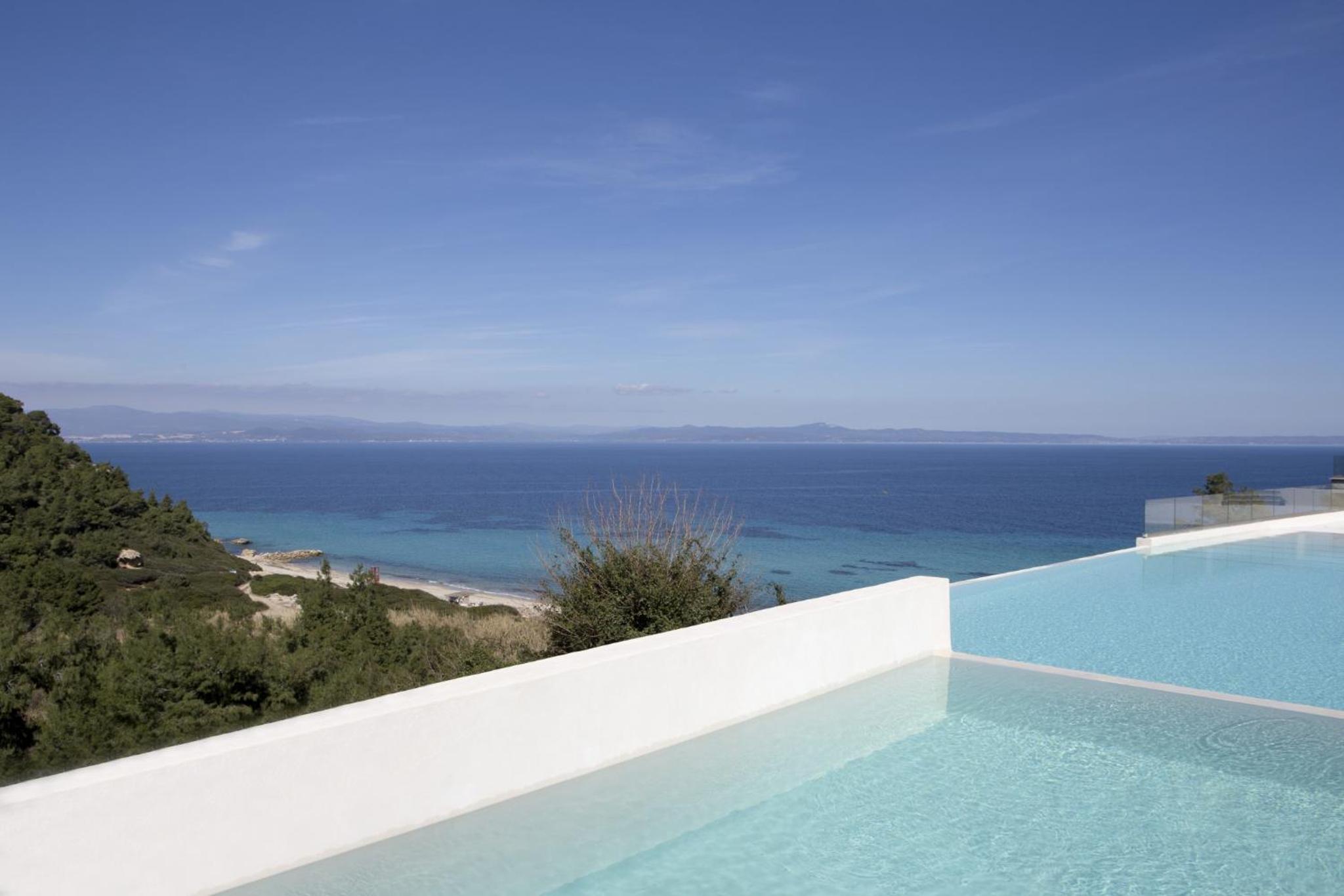 Deluxe Double Sea View Sharing Pool photo 3