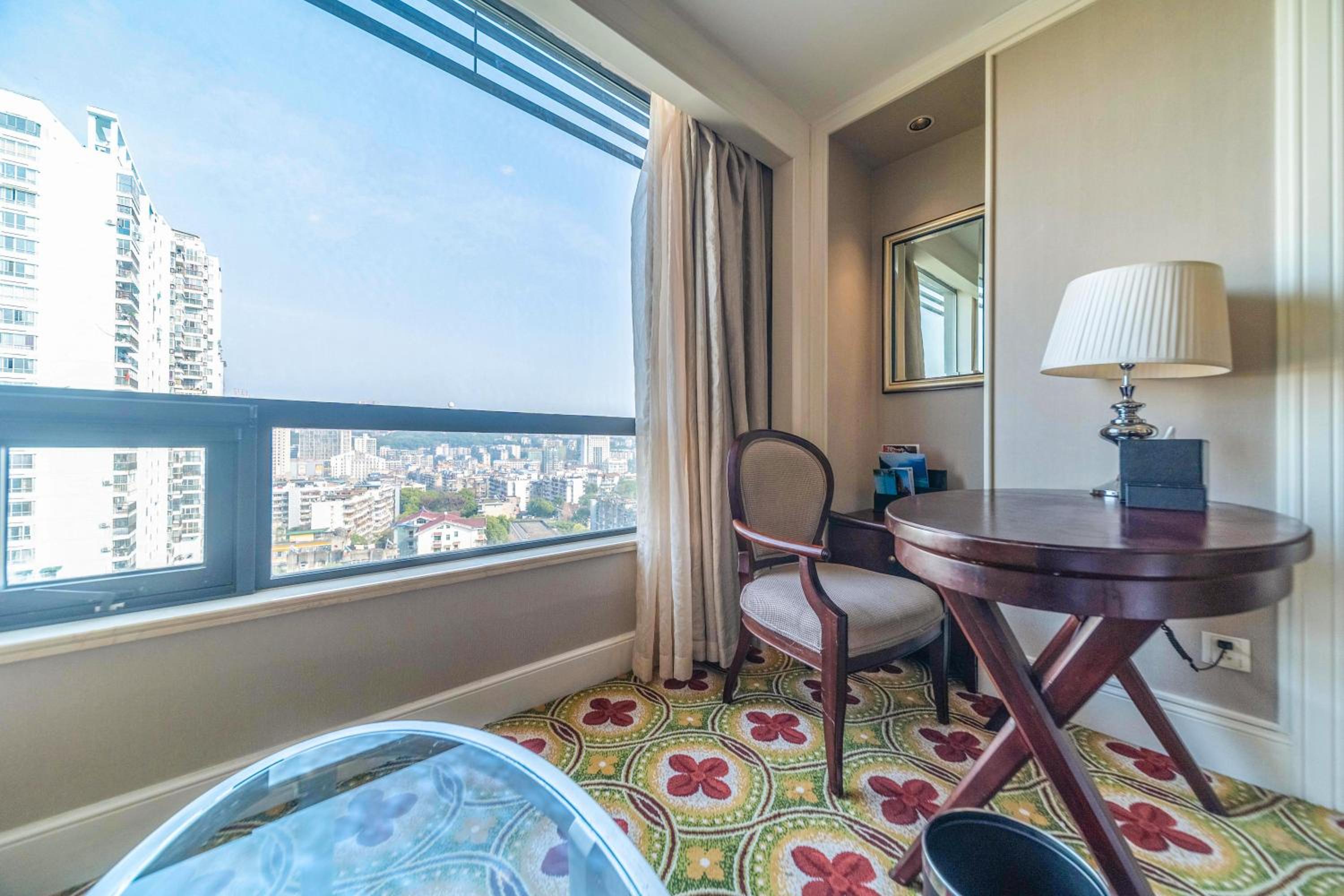 Deluxe King Business Room - Non-Smoking - Photo 1