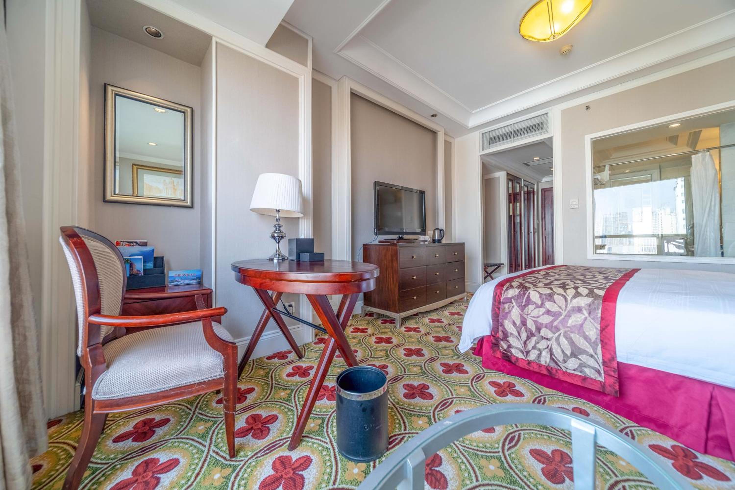 Deluxe King Business Room - Non-Smoking - Photo 2
