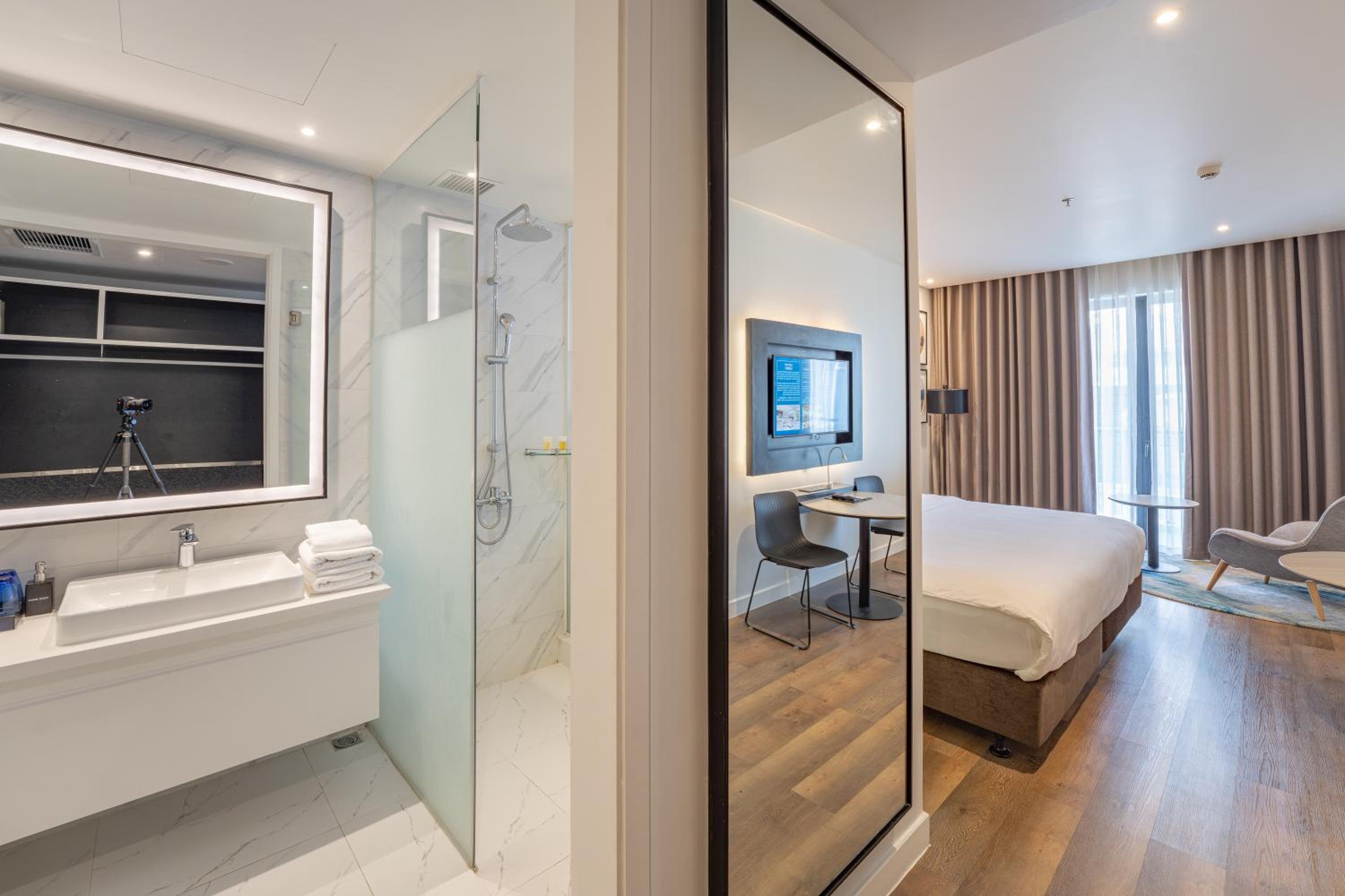 Deluxe King Room with City View - Non-Smoking - Photo 7