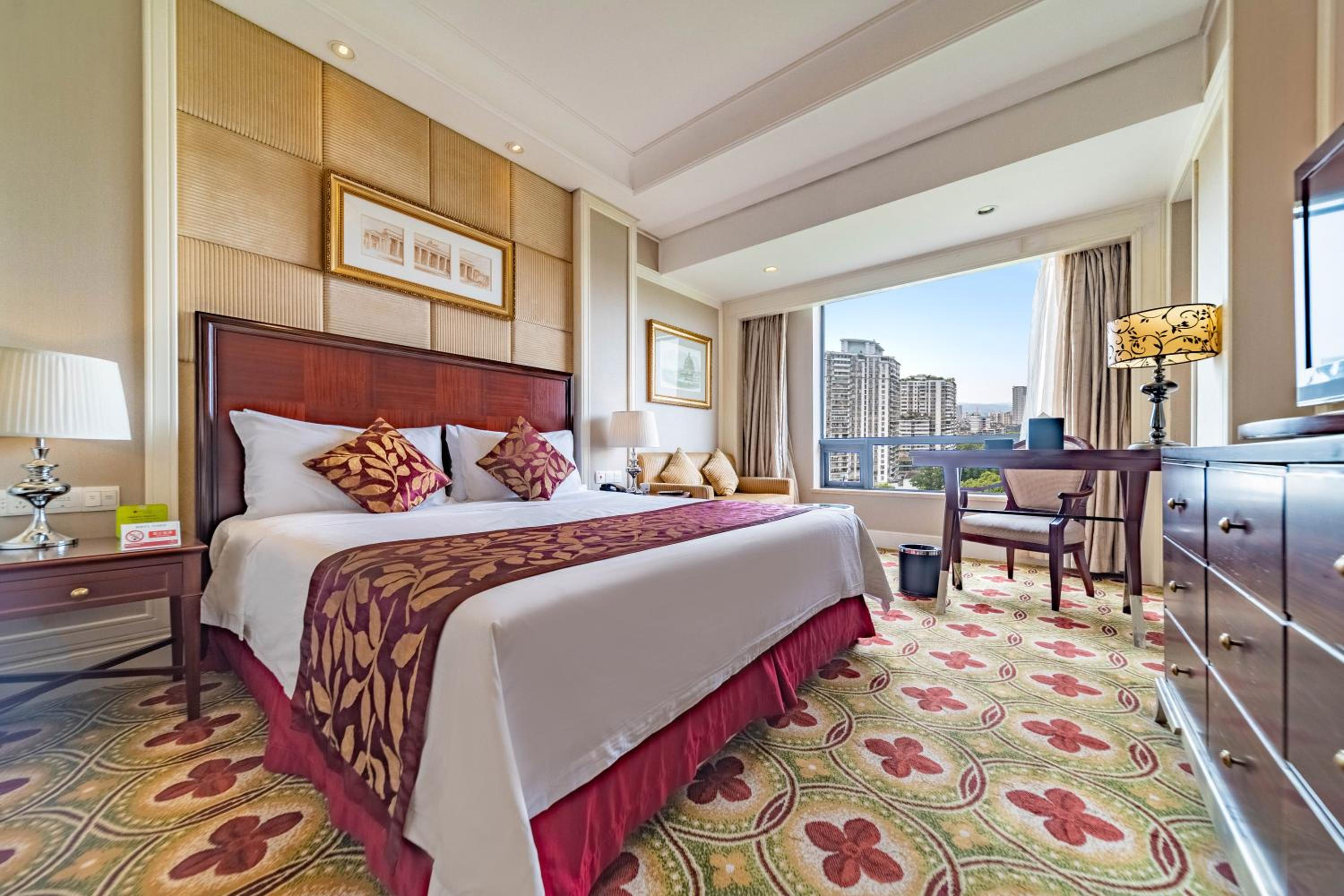 Deluxe King Business Room - Non-Smoking - Photo 4