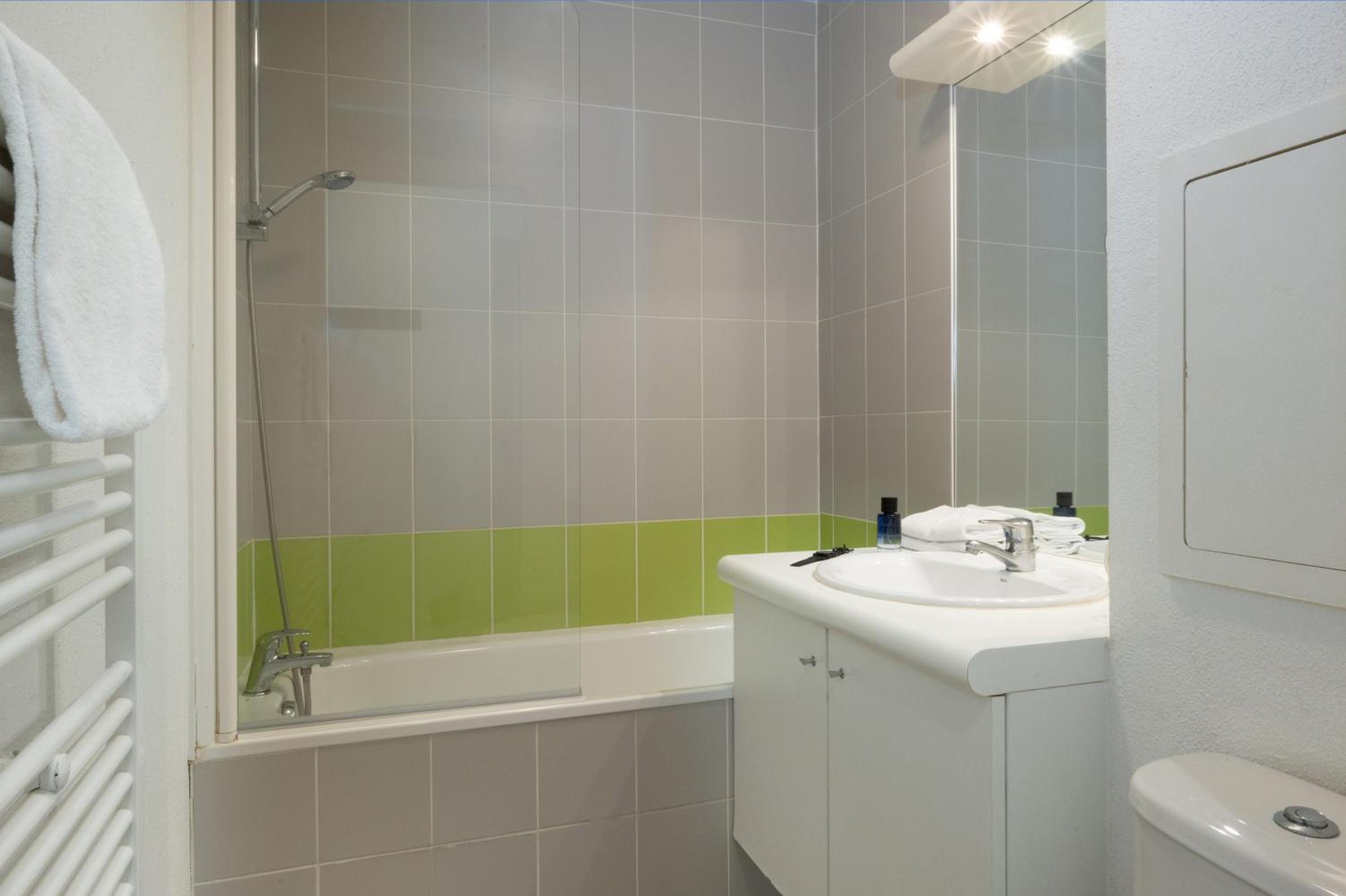 Studio with Double Bed (2 Adults) - Photo 3