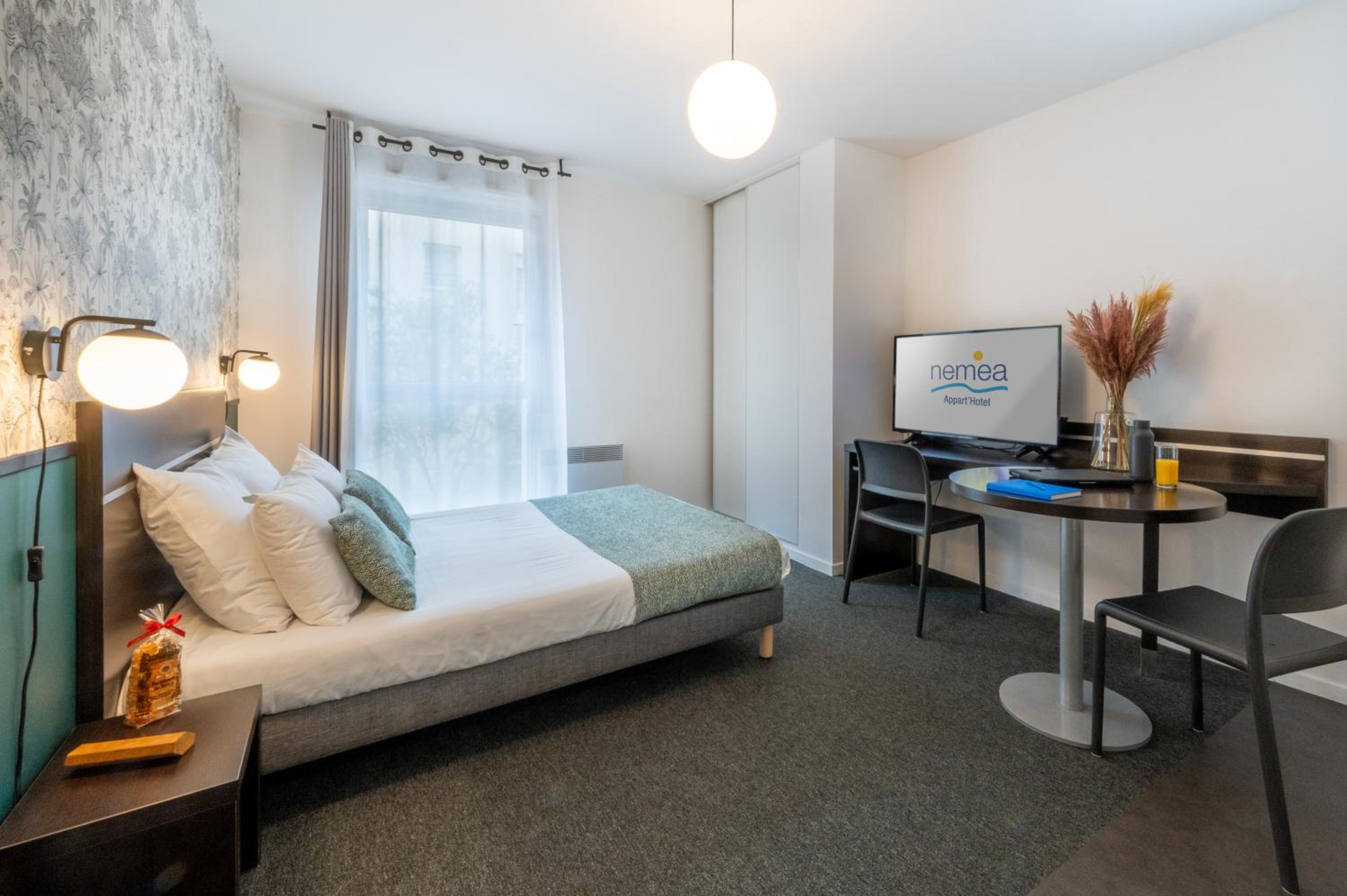 Studio with Double Bed (2 Adults) - Photo 7