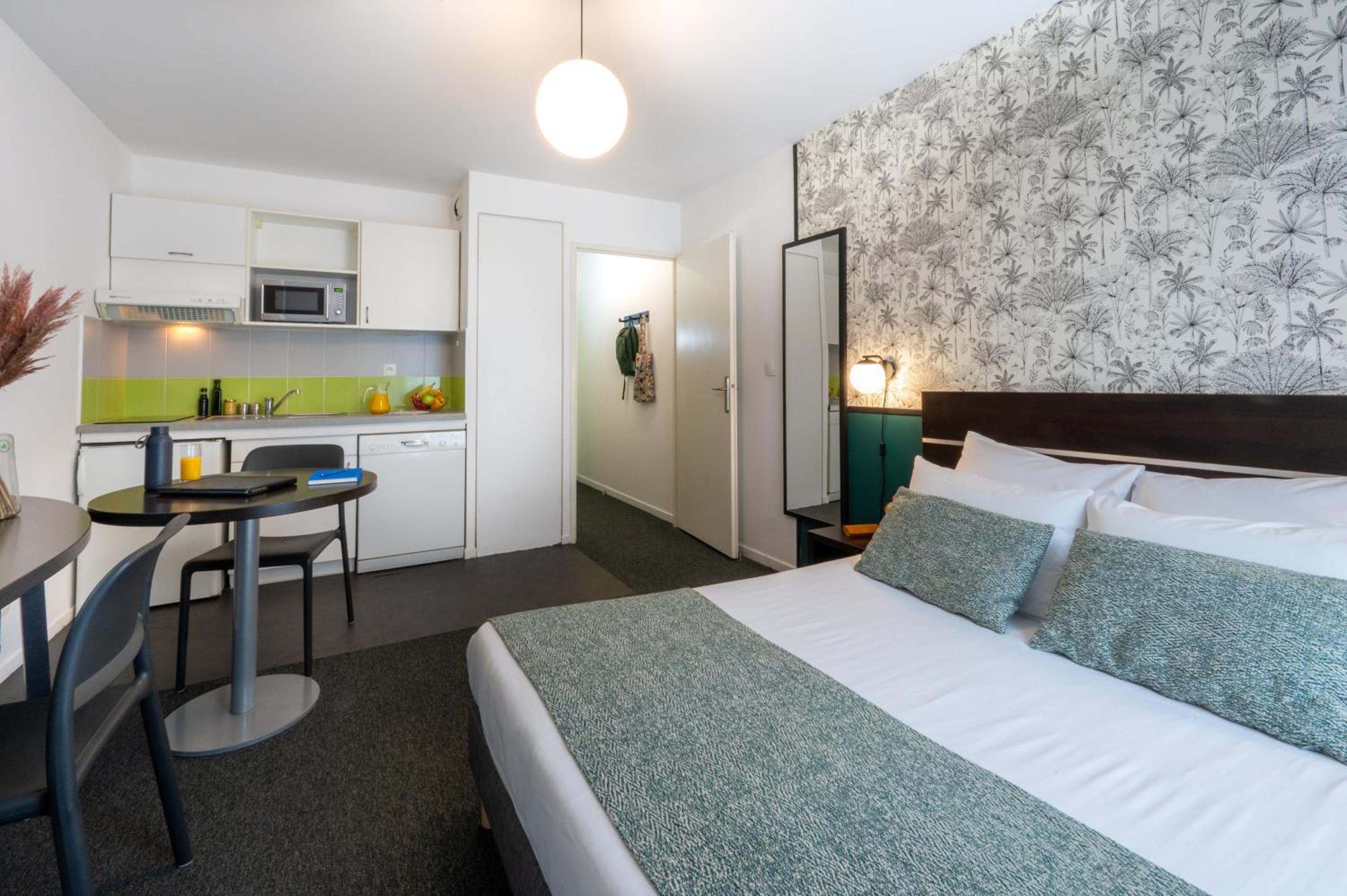 Studio with Double Bed (2 Adults) - Photo 8