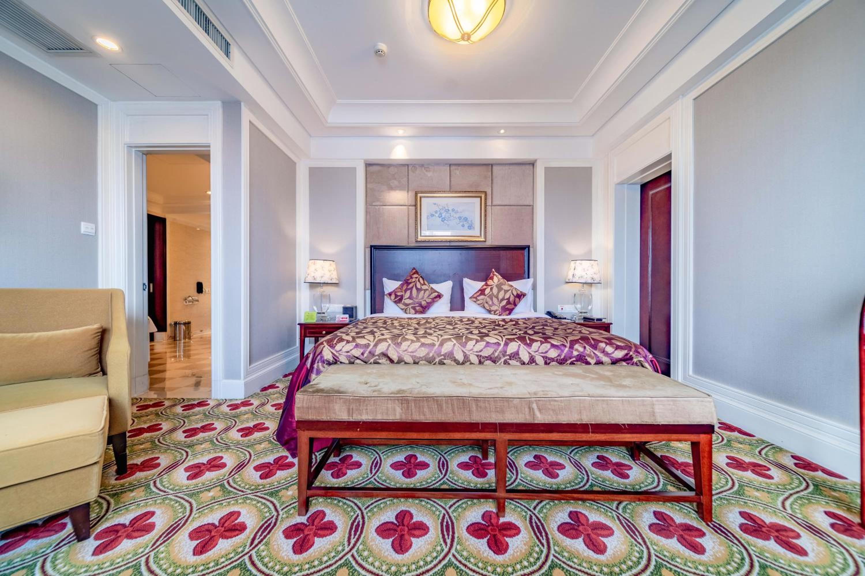 Executive King Suite - Non-Smoking - Photo 2