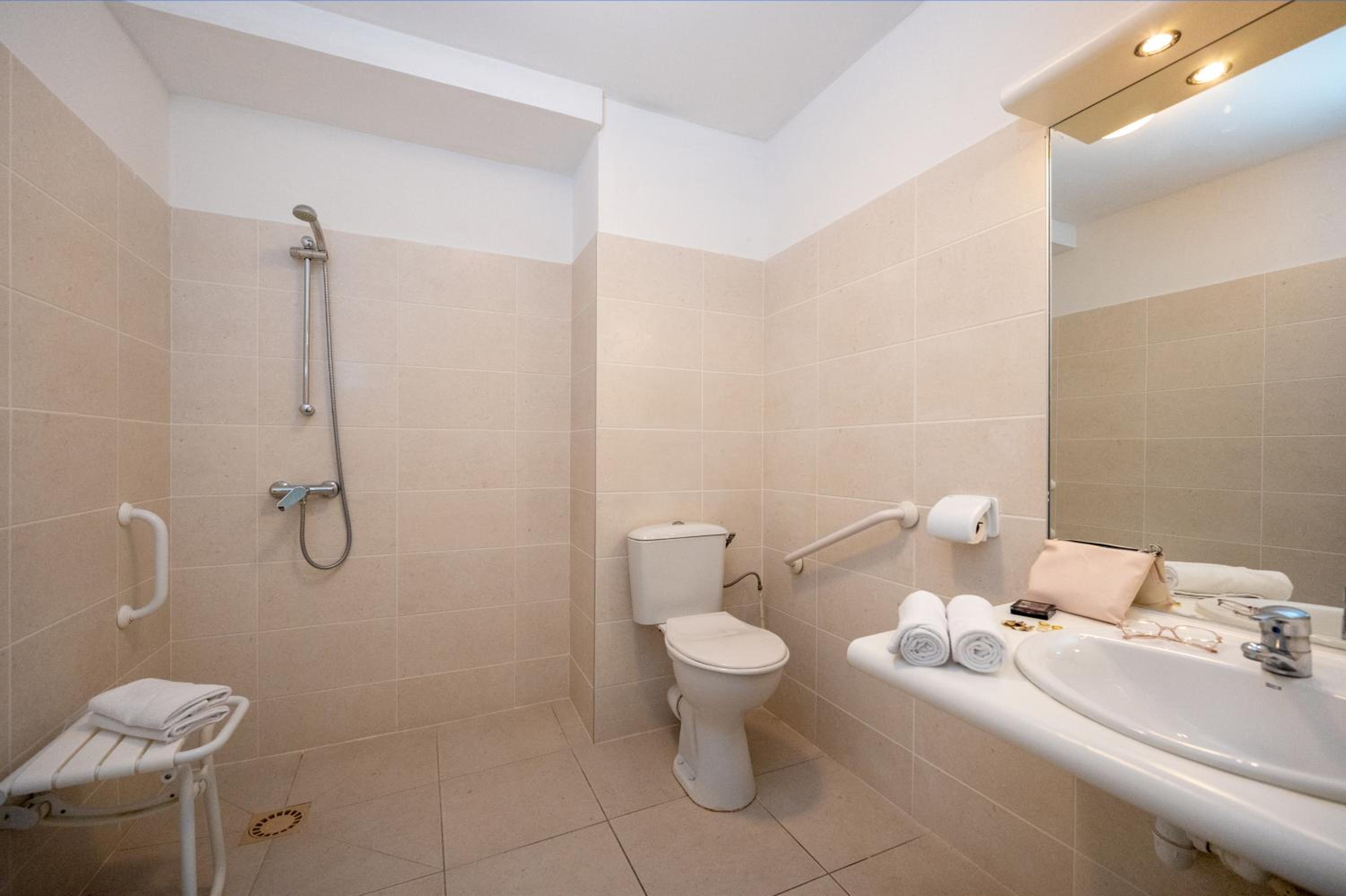 Studio with Double Bed (2 Adults) - Photo 4