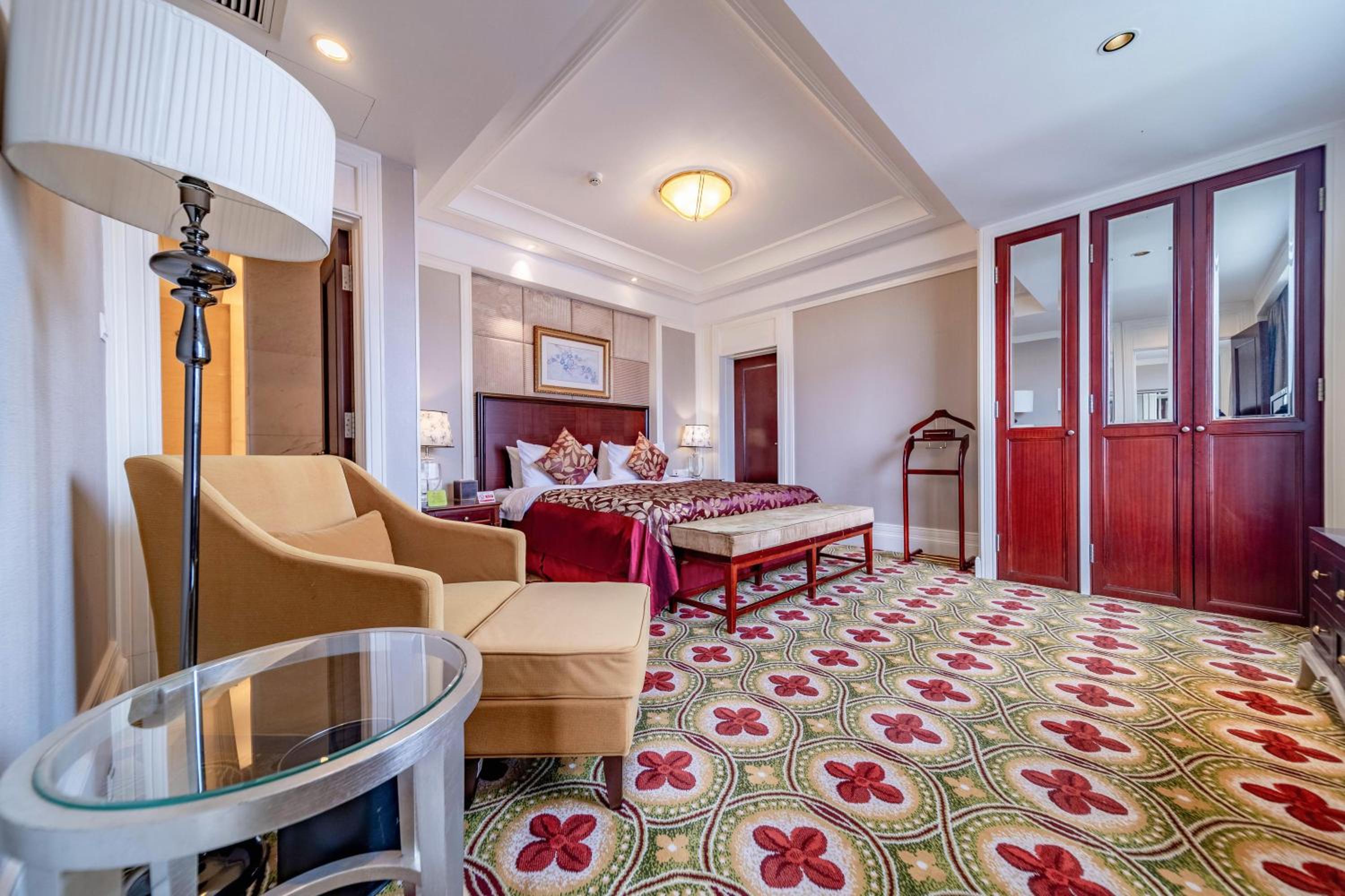 Executive King Suite - Non-Smoking - Photo 4