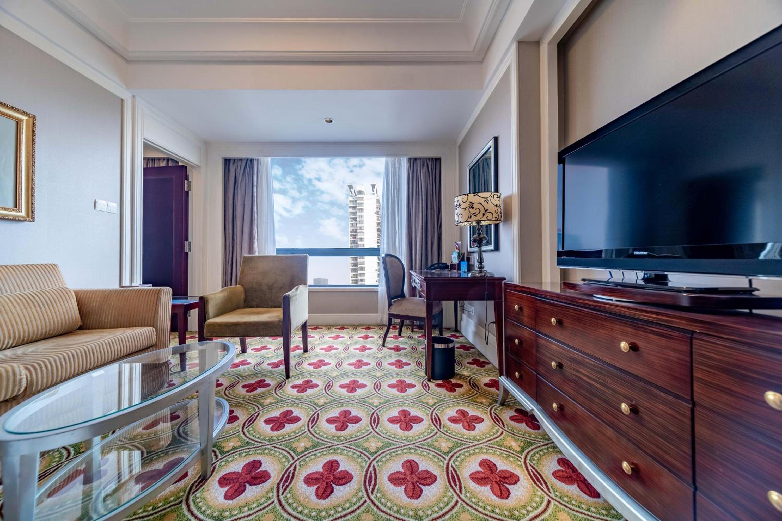 Executive King Suite - Non-Smoking - Photo 3