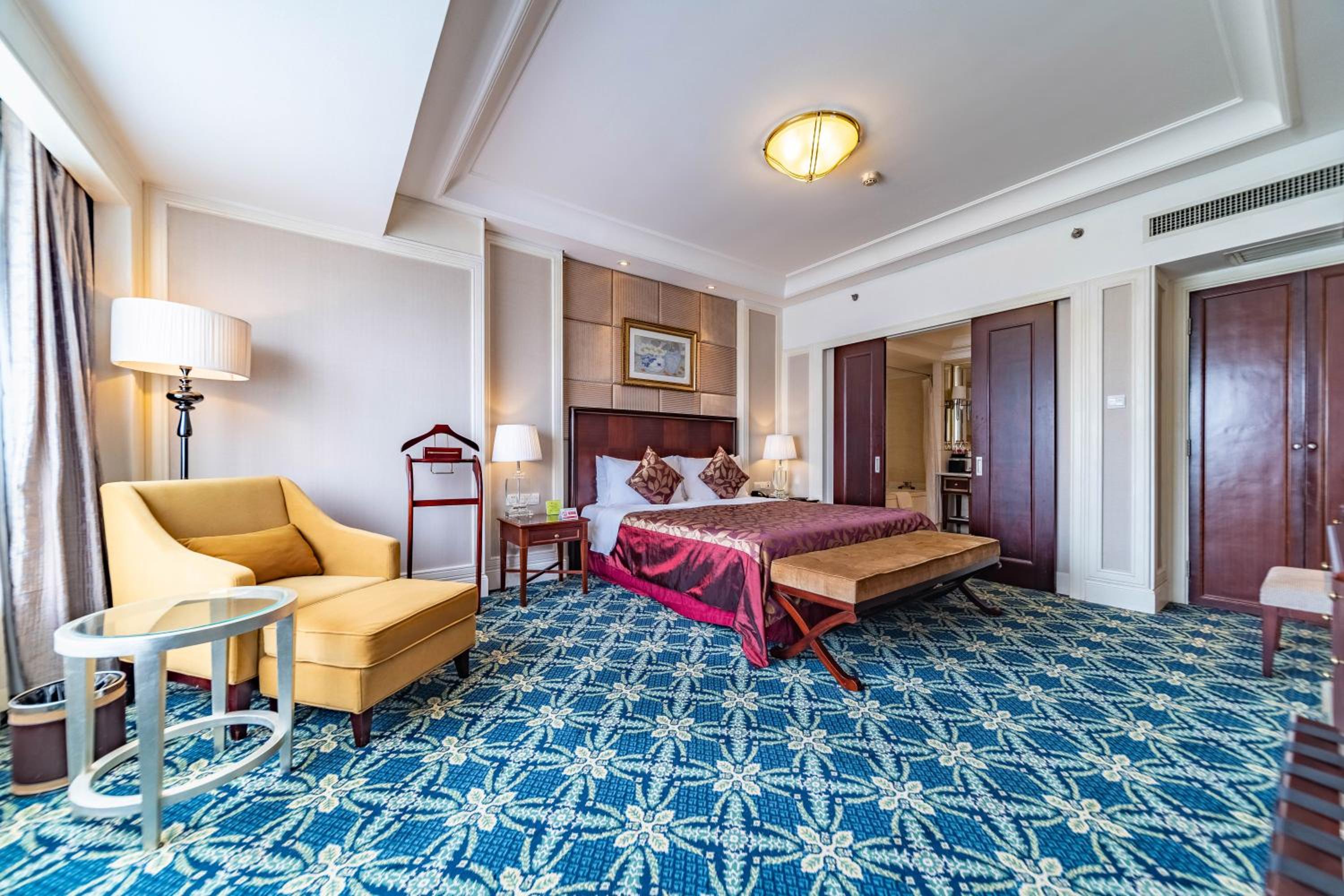 Superior King Deluxe Suite - Non-Smoking - Photo 2