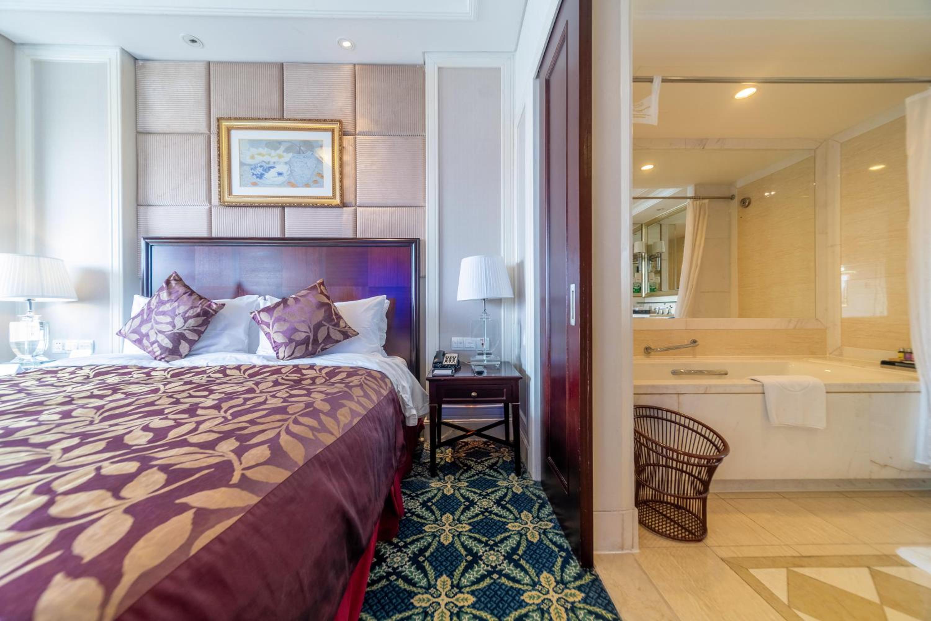 Superior King Deluxe Suite - Non-Smoking - Photo 1