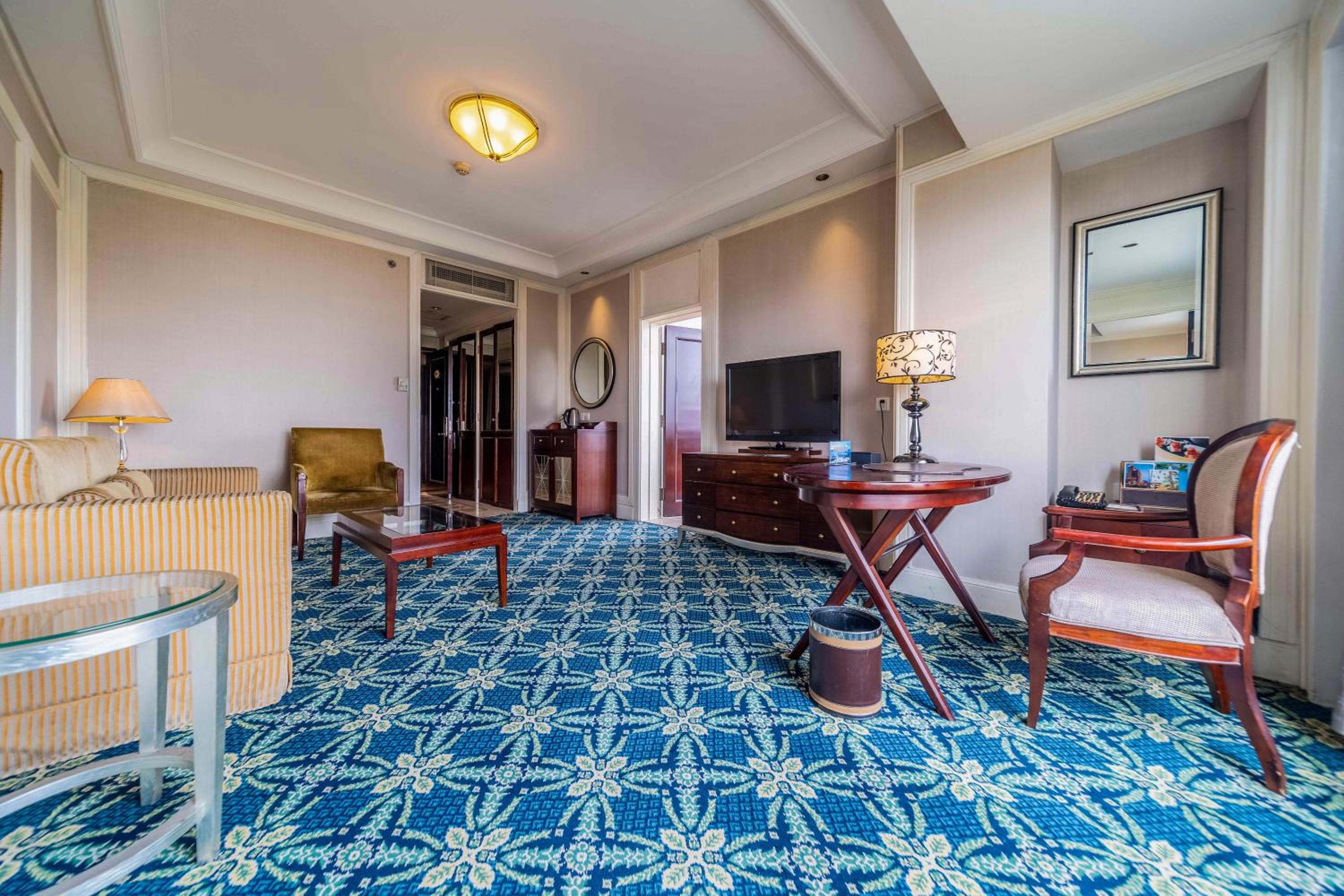 Superior King Deluxe Suite - Non-Smoking - Photo 3