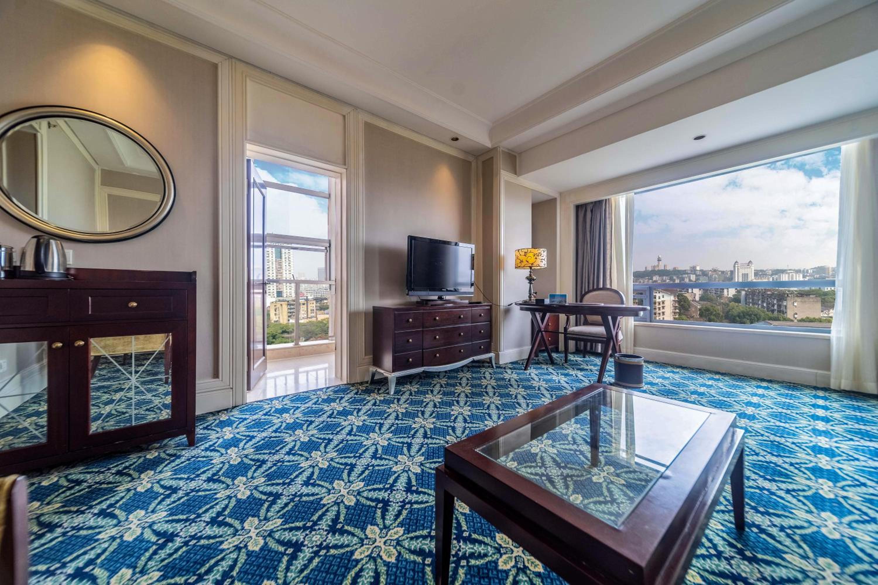 Superior King Deluxe Suite - Non-Smoking - Photo 4