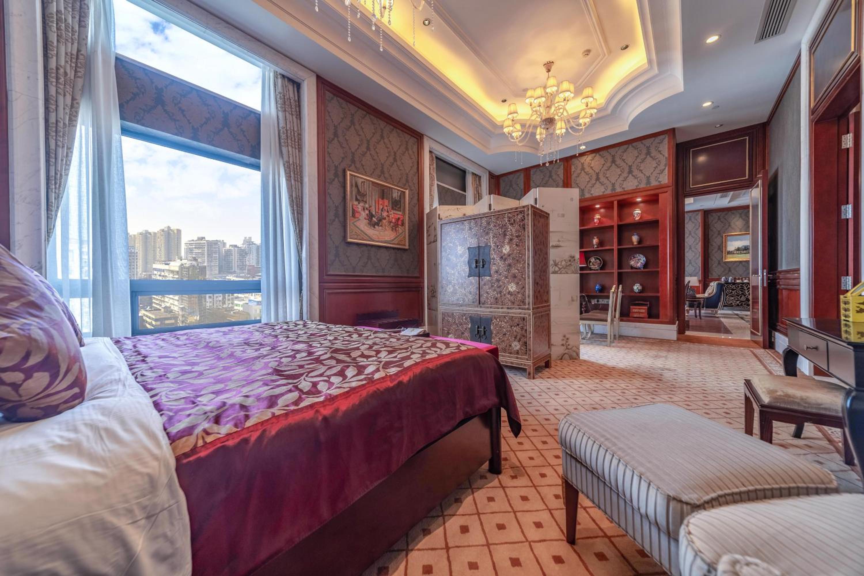 VIP King Suite - Non-Smoking - Photo 2