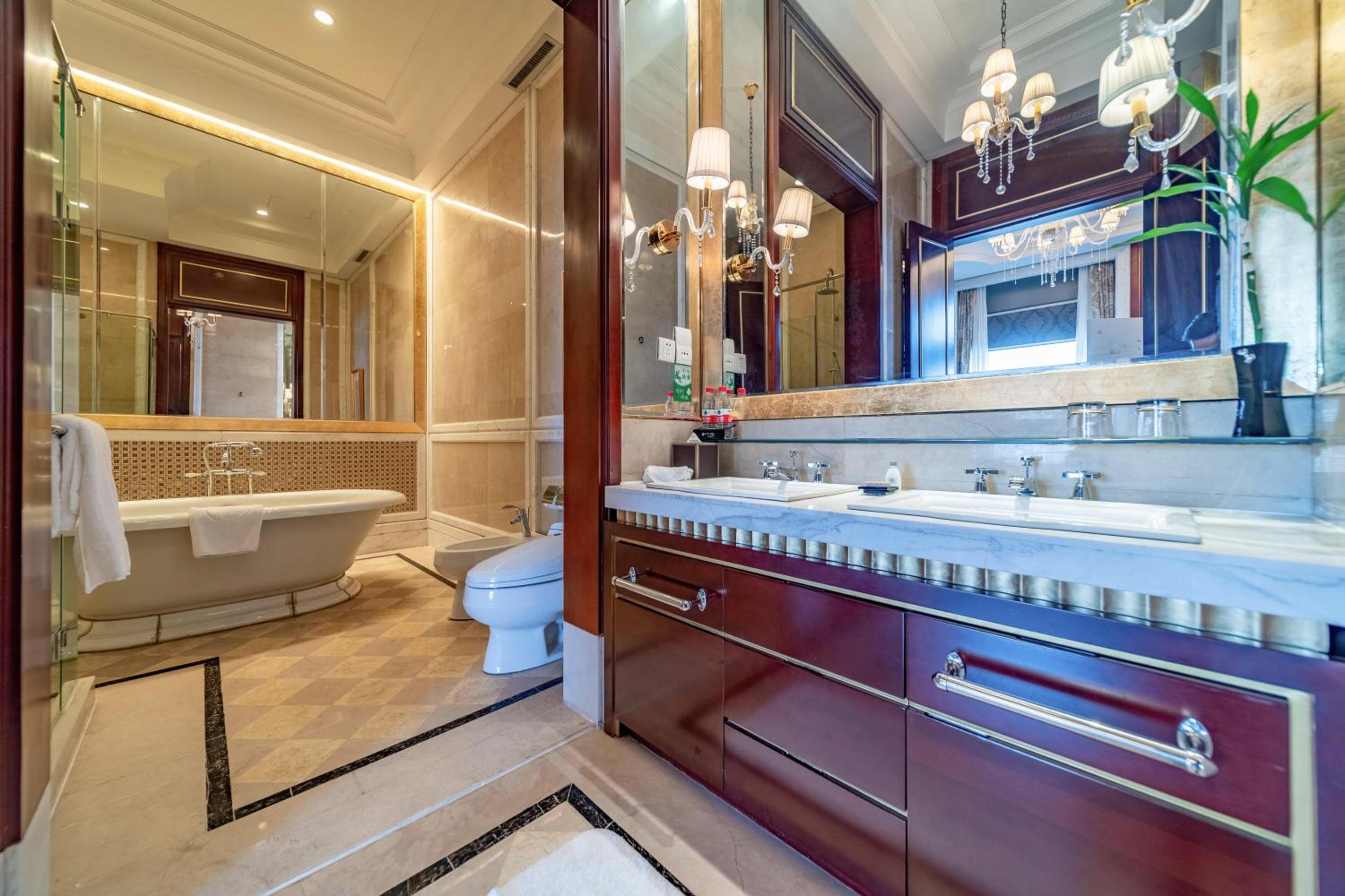VIP King Suite - Non-Smoking - Photo 1