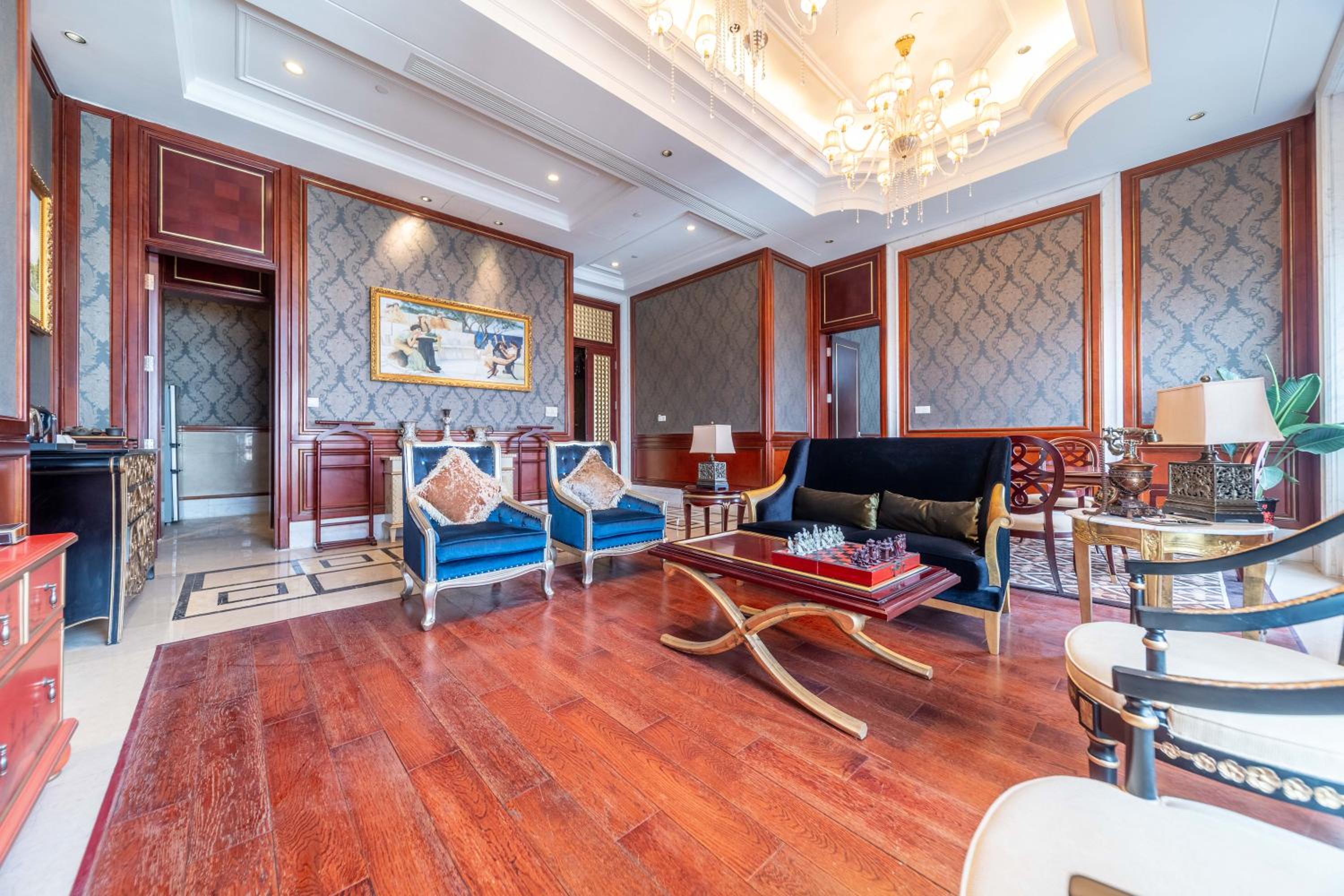 VIP King Suite - Non-Smoking - Photo 3
