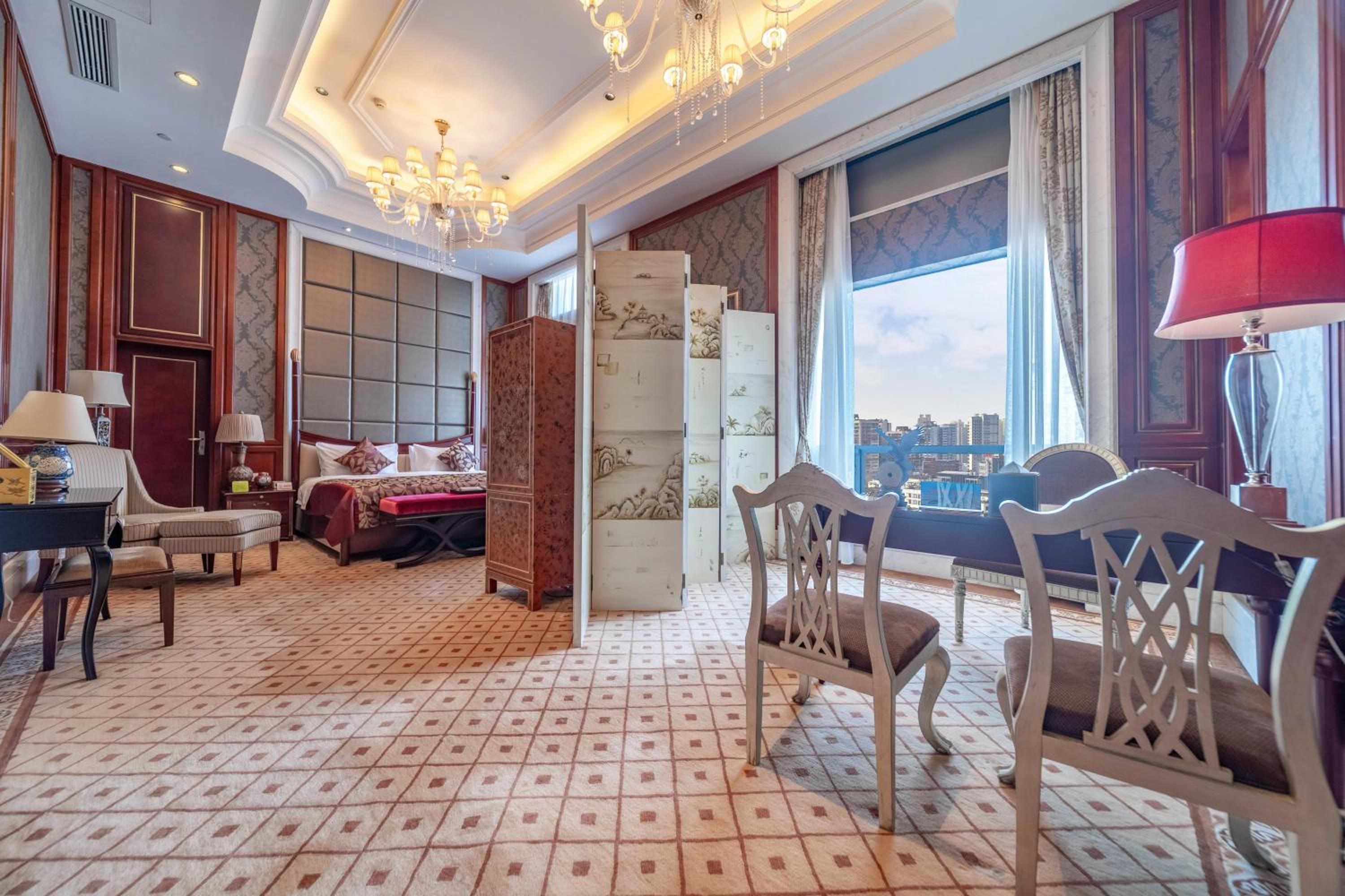 VIP King Suite - Non-Smoking - Photo 5