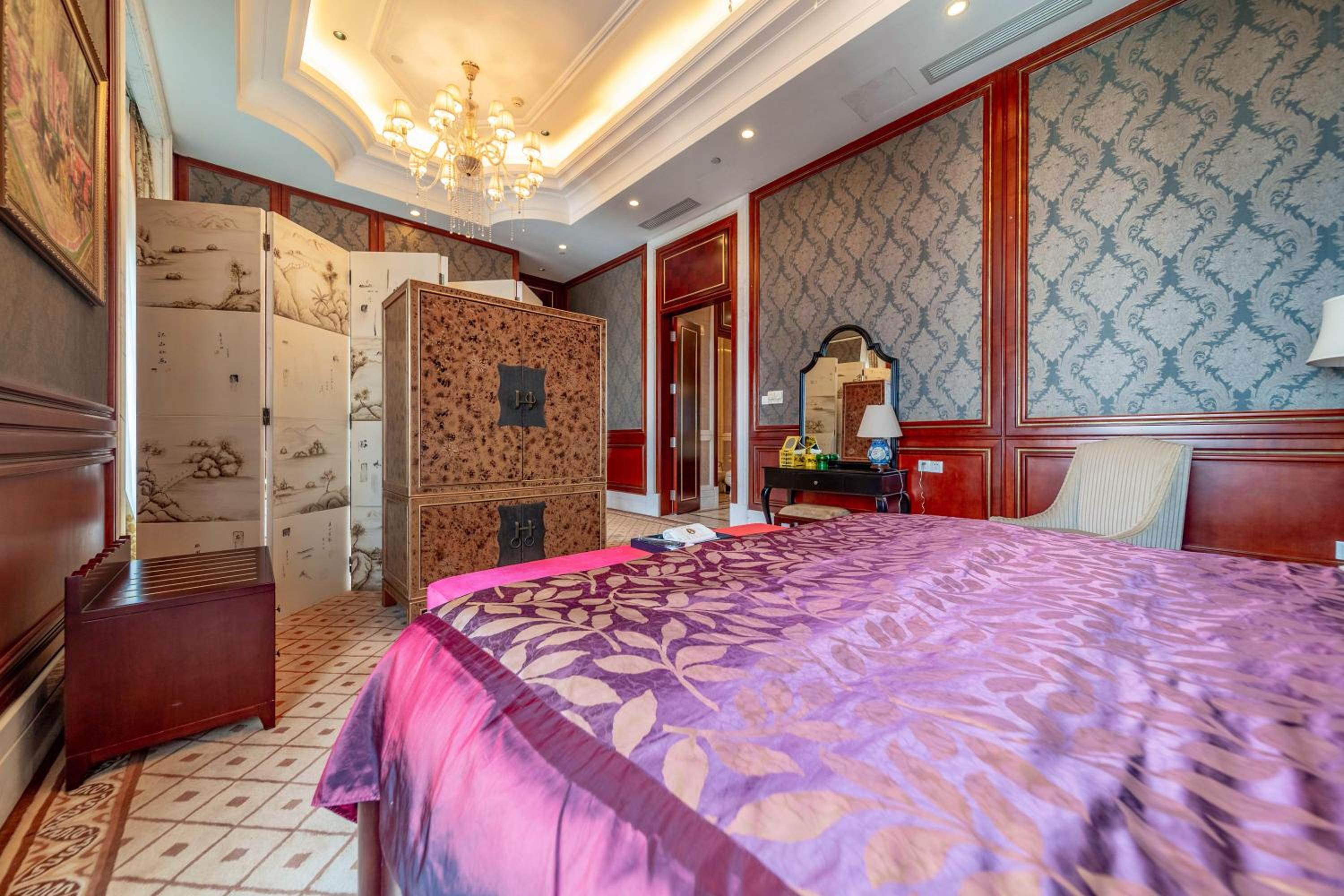 VIP King Suite - Non-Smoking - Photo 4
