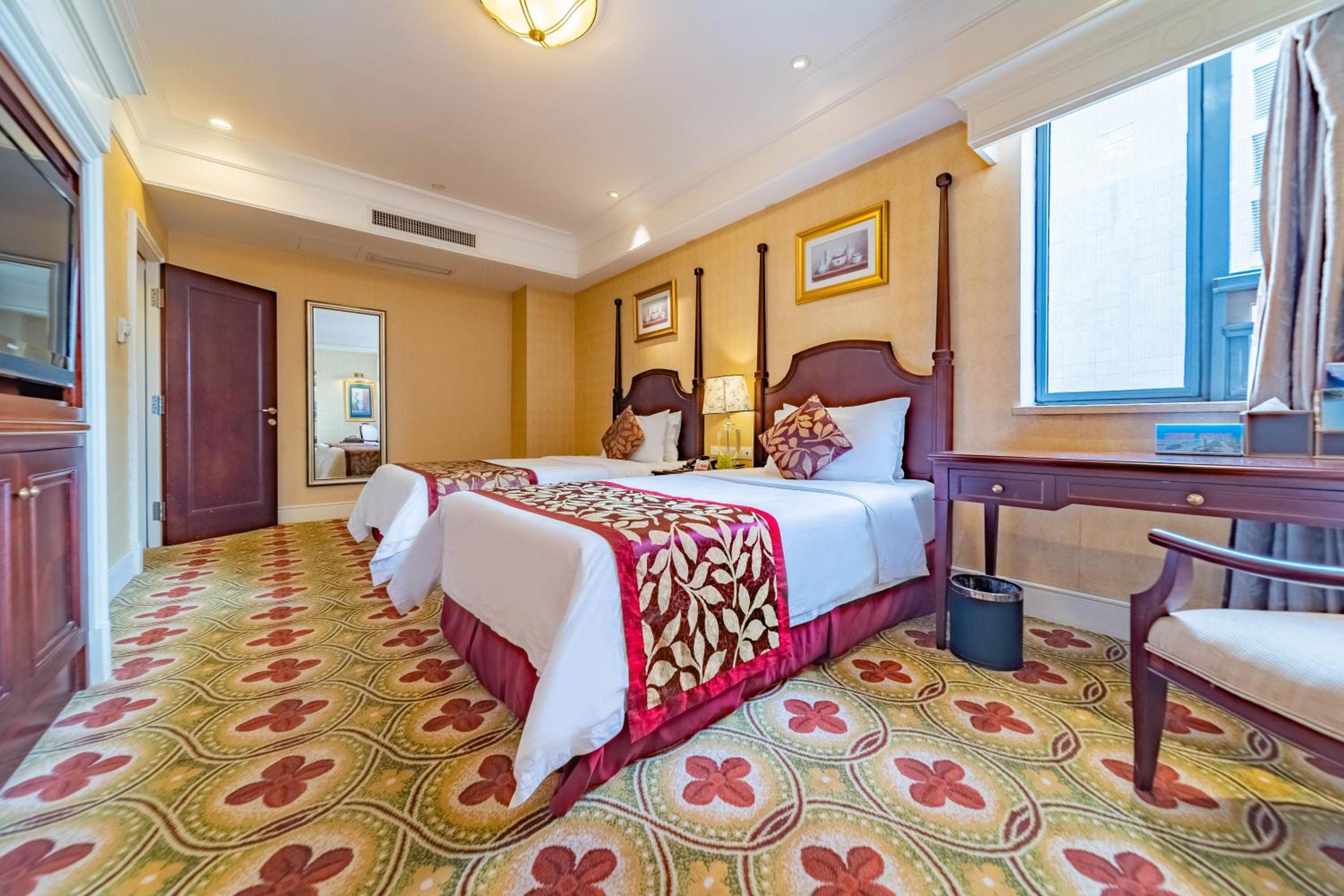 Deluxe Twin Suite with Two Twin Beds - Non-Smoking - Photo 3