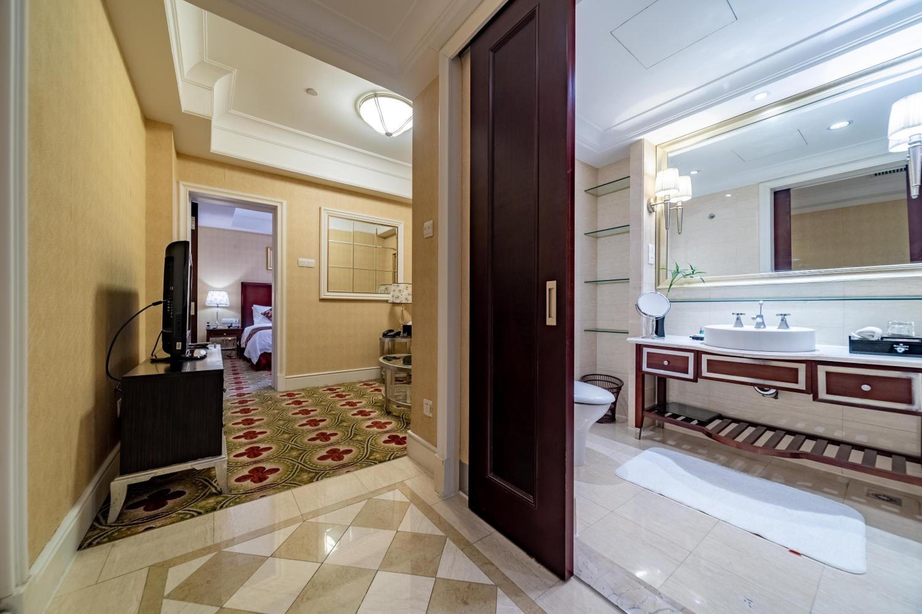 Deluxe Twin Suite with Two Twin Beds - Non-Smoking - Photo 2