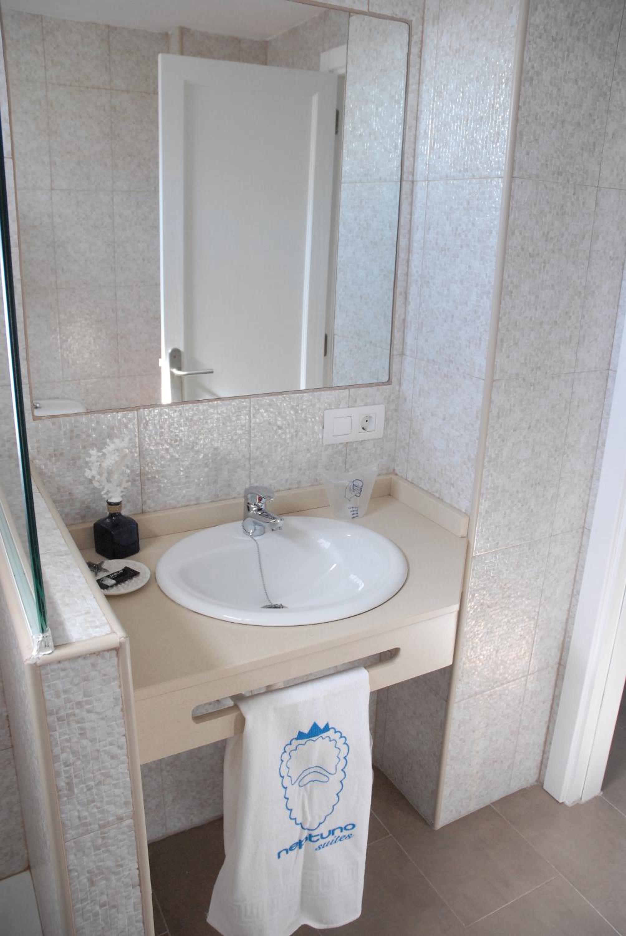 One-Bedroom Apartment with Sea View (2 Adults) - Photo 6