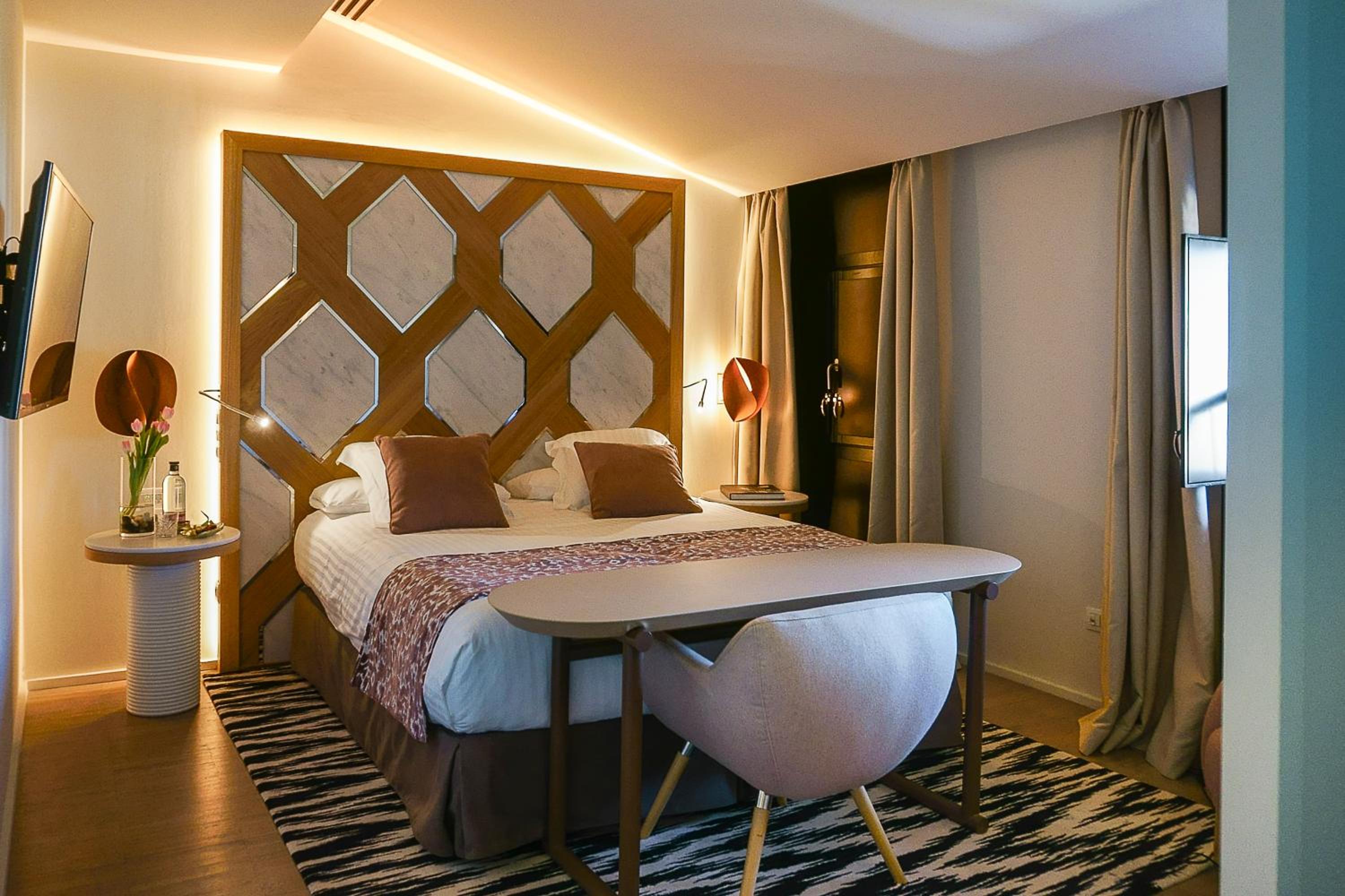 Standard Double Room thumbnail 5