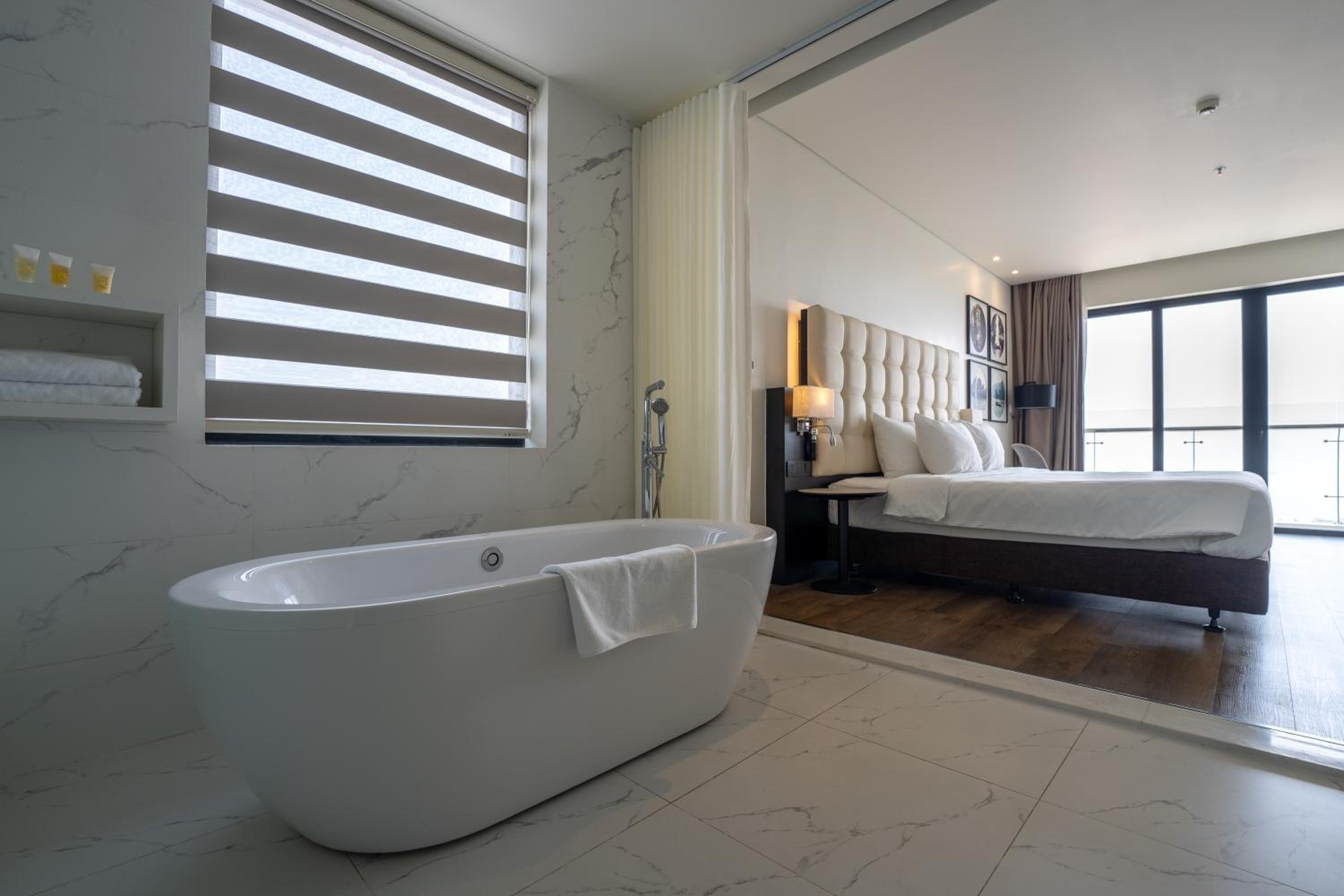 King Room with Two Single Beds - Photo 3