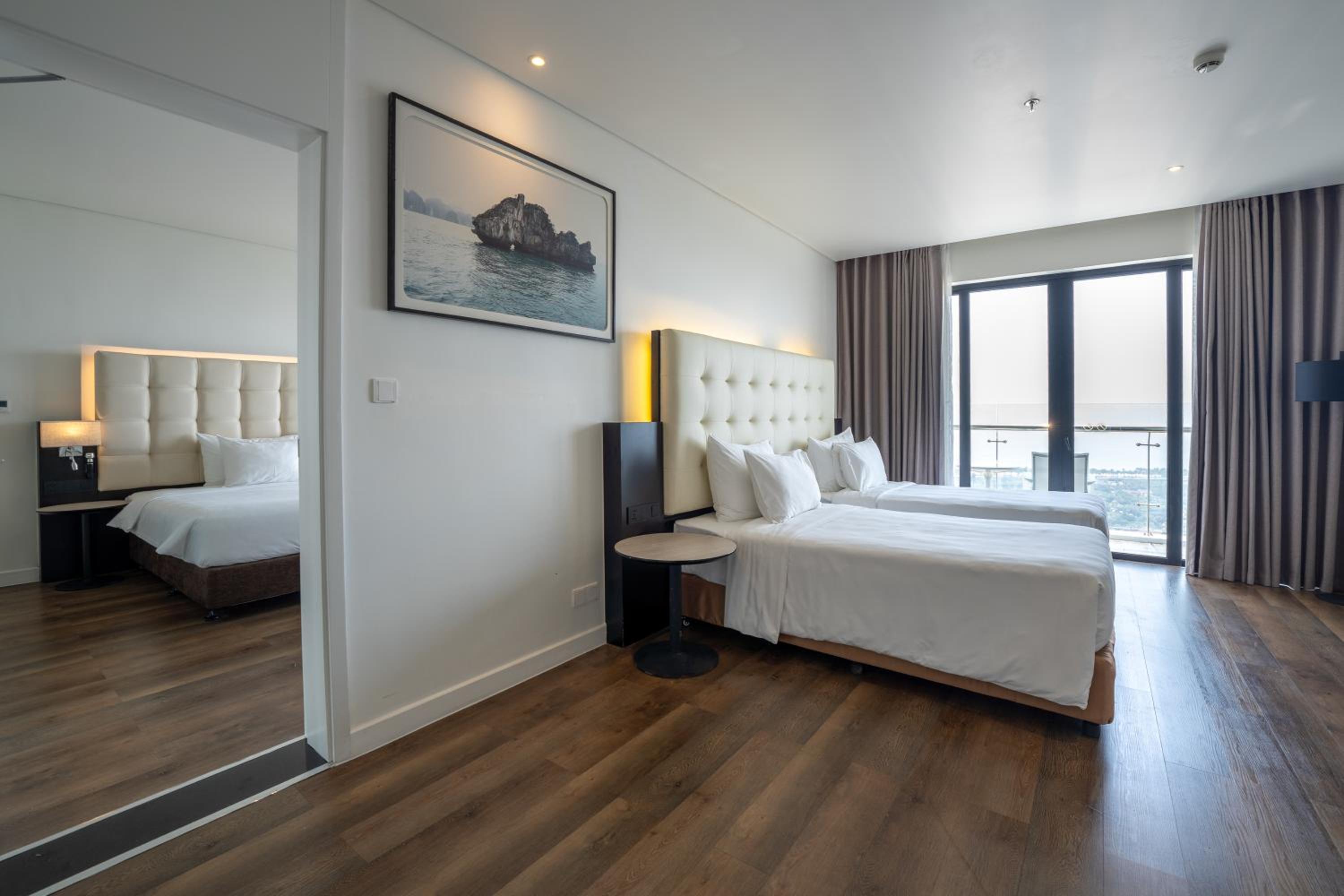 King Room with Two Single Beds - Photo 9