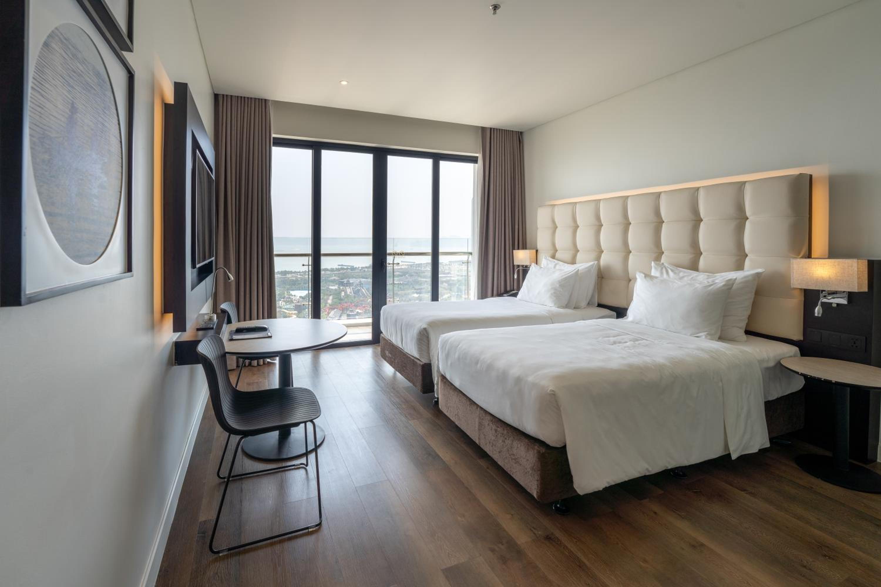 Deluxe Twin Room with Bay View - Non-Smoking - Photo 1