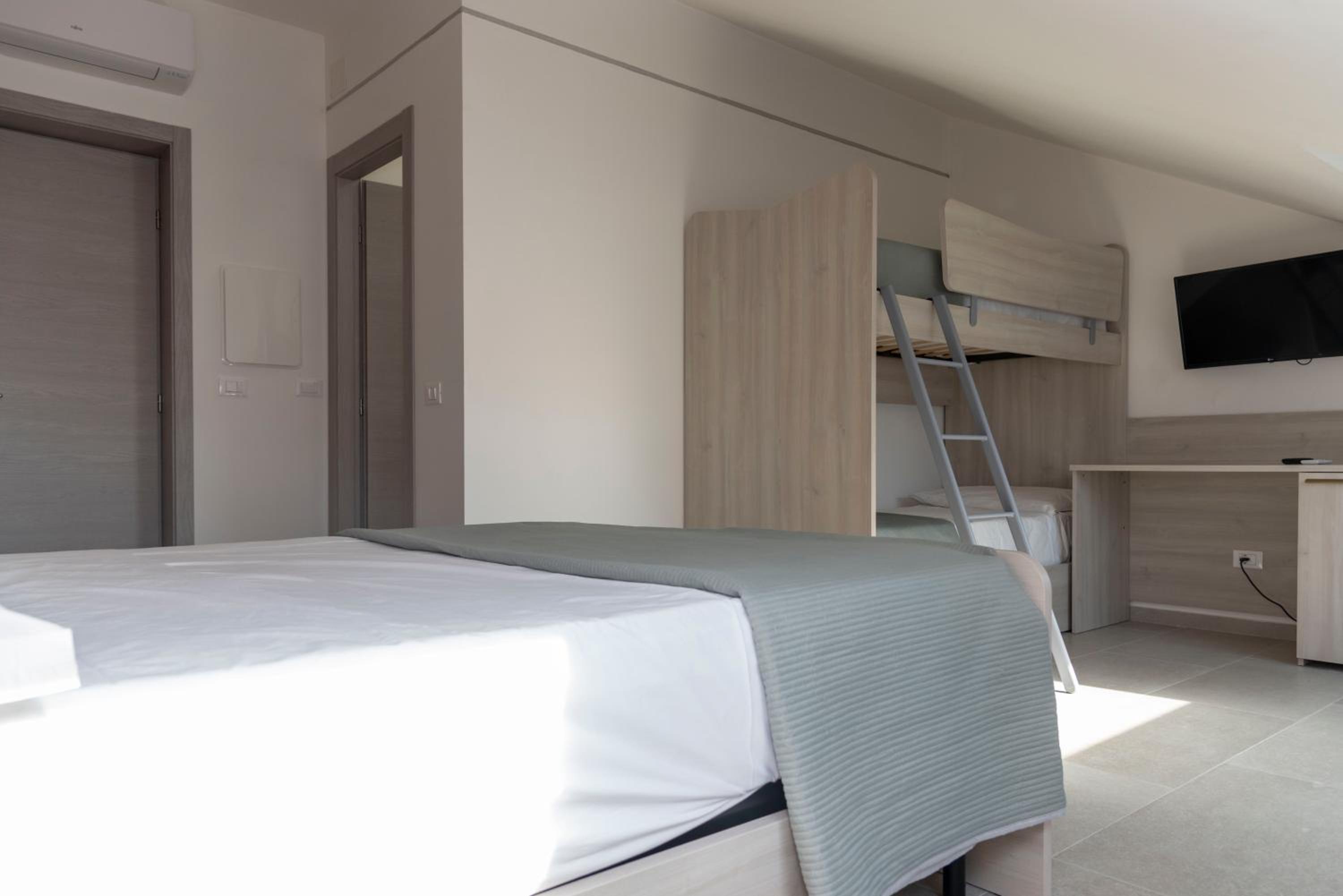 Quadruple Room with Private Bathroom photo 1