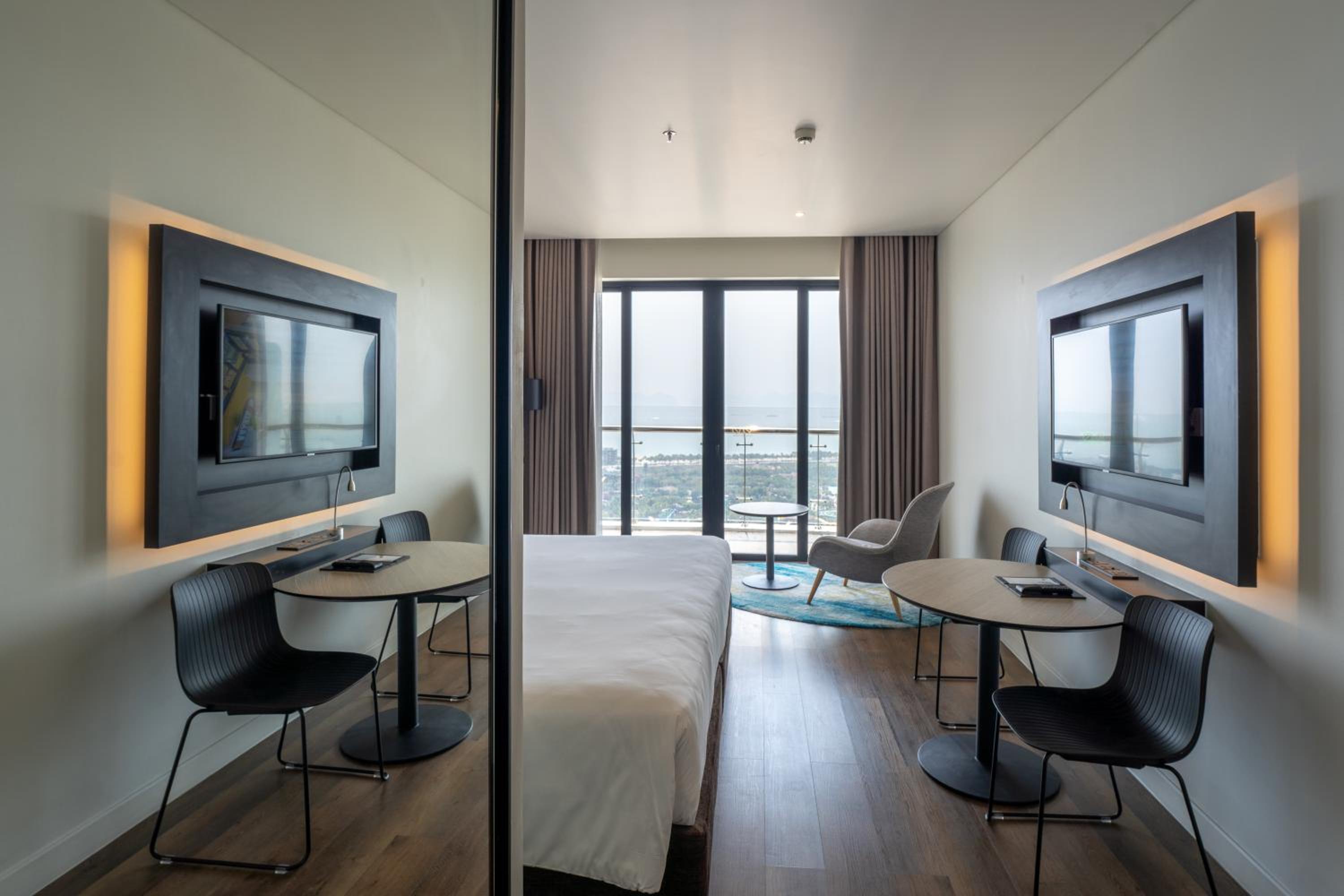 King Room with Deluxe Bay View - Non-Smoking - Photo 2