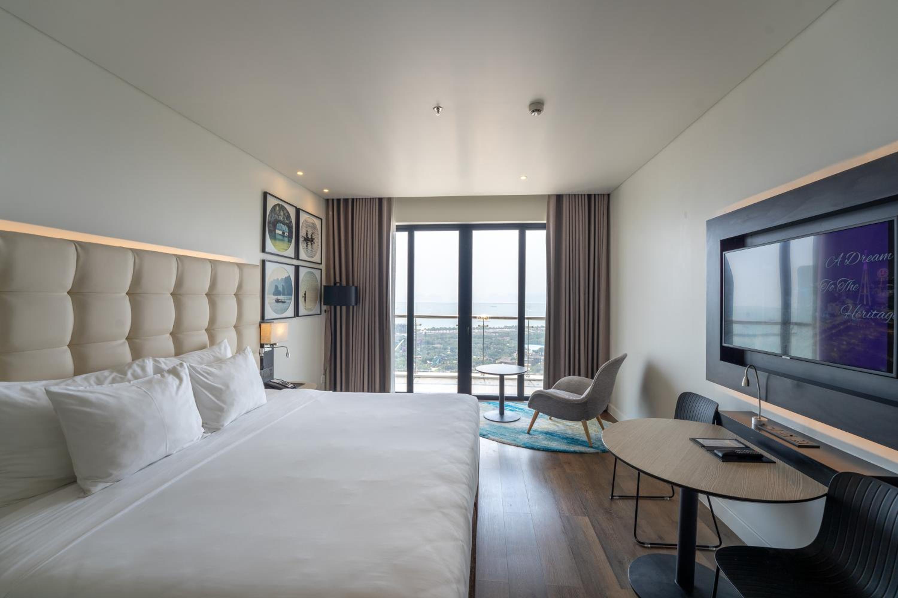 King Room with Deluxe Bay View - Non-Smoking - Photo 3