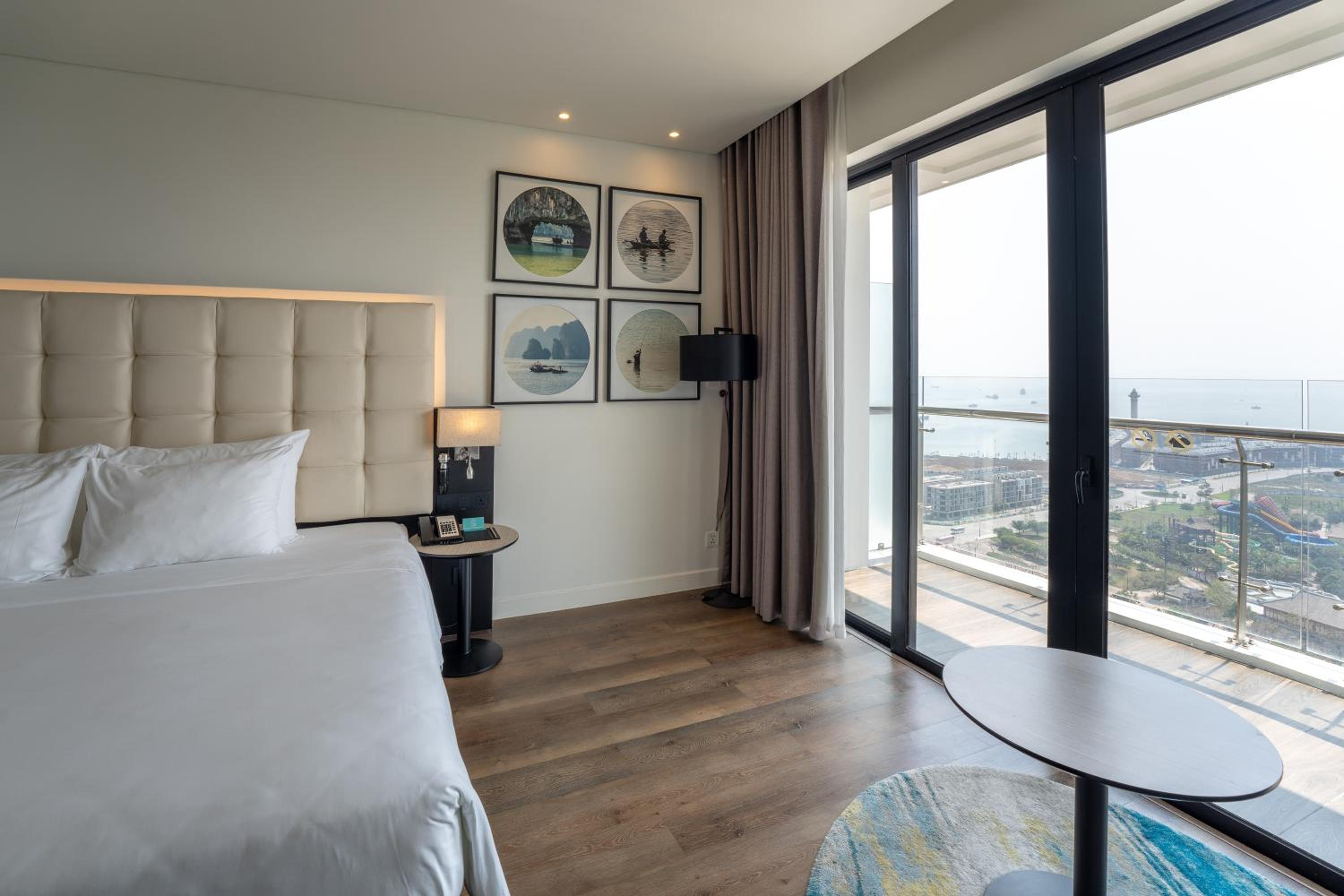 King Room with Deluxe Bay View - Non-Smoking - Photo 7