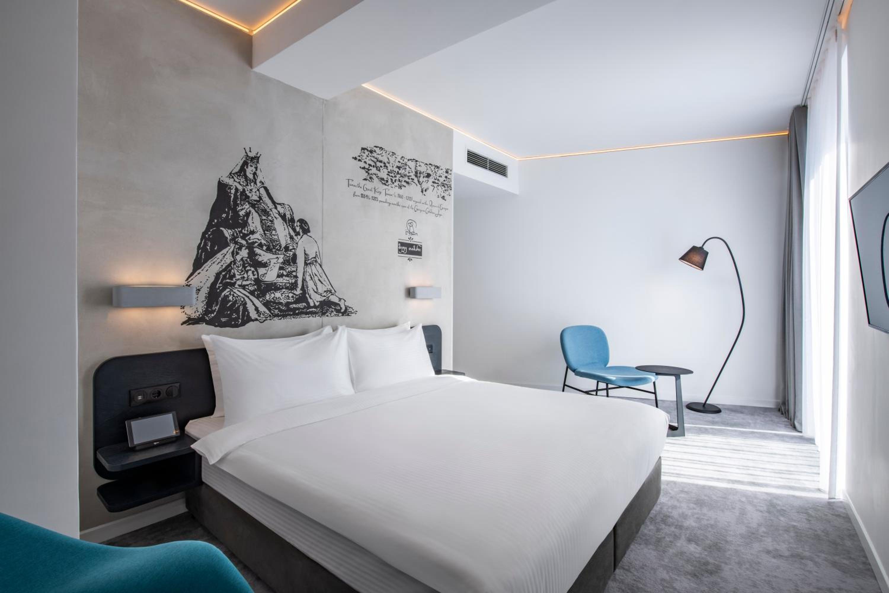 Deluxe Room 1 King Bed photo 3