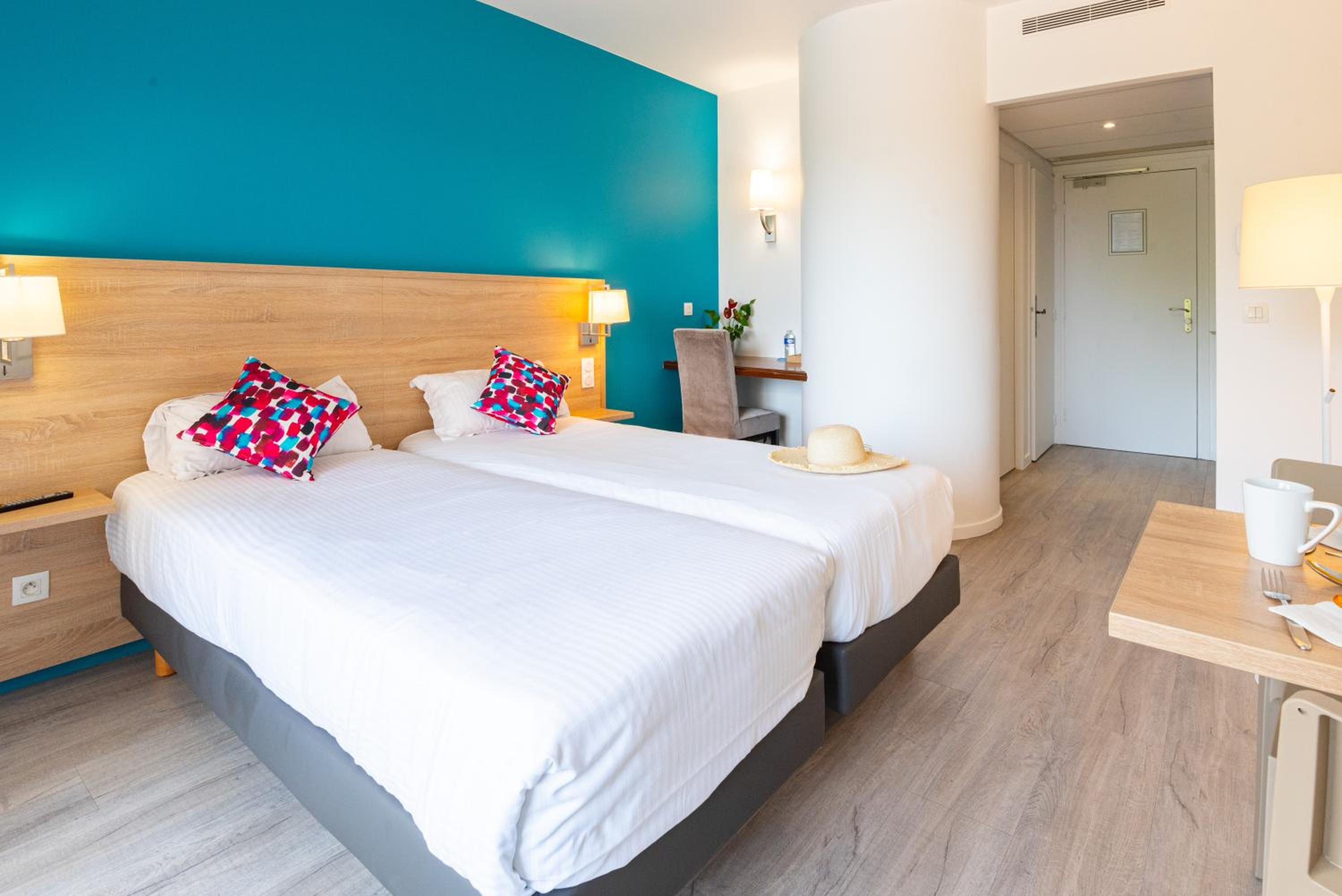 Studio Twin Room with Pool View - Photo 8