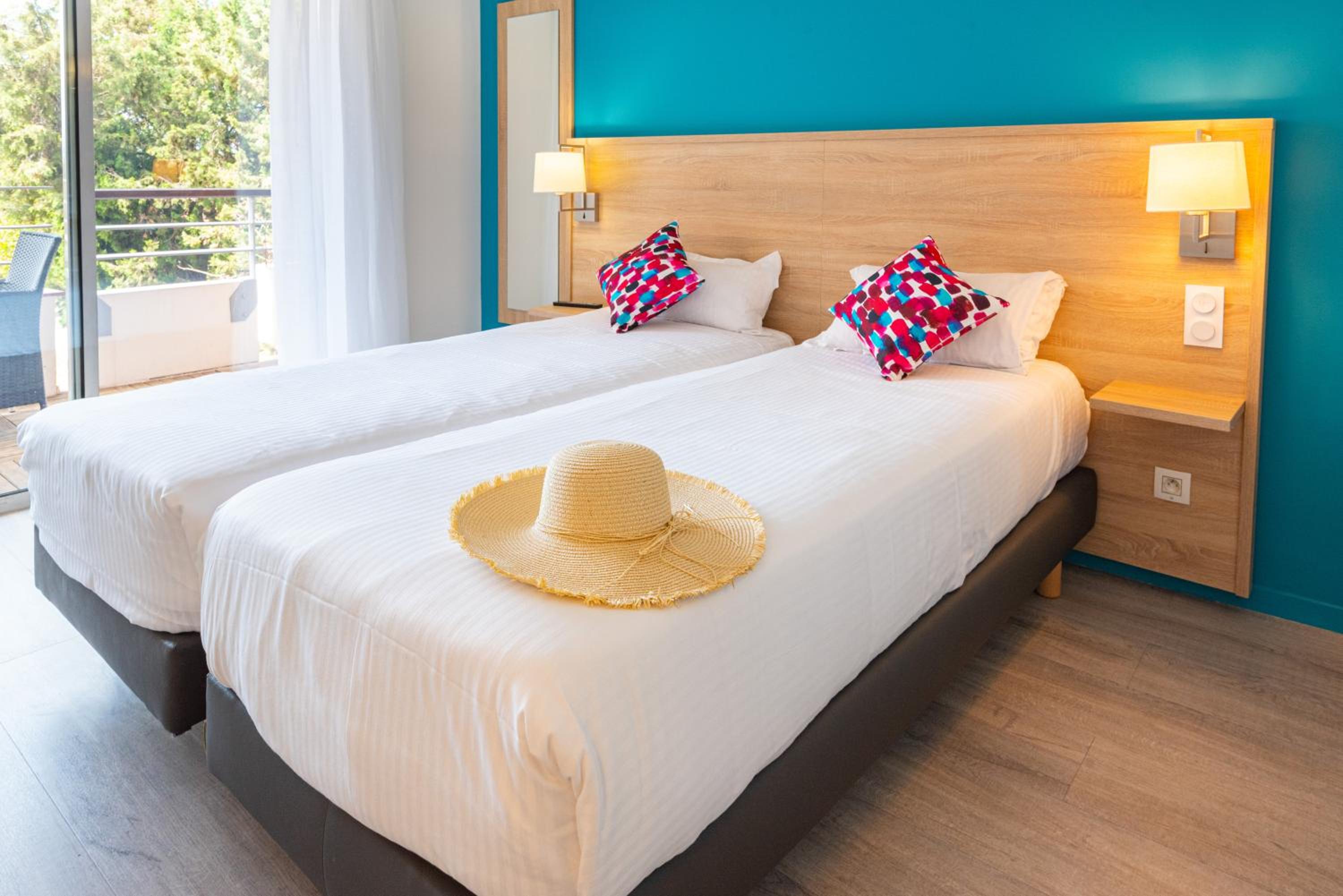 Studio Twin Room with Pool View - Photo 5