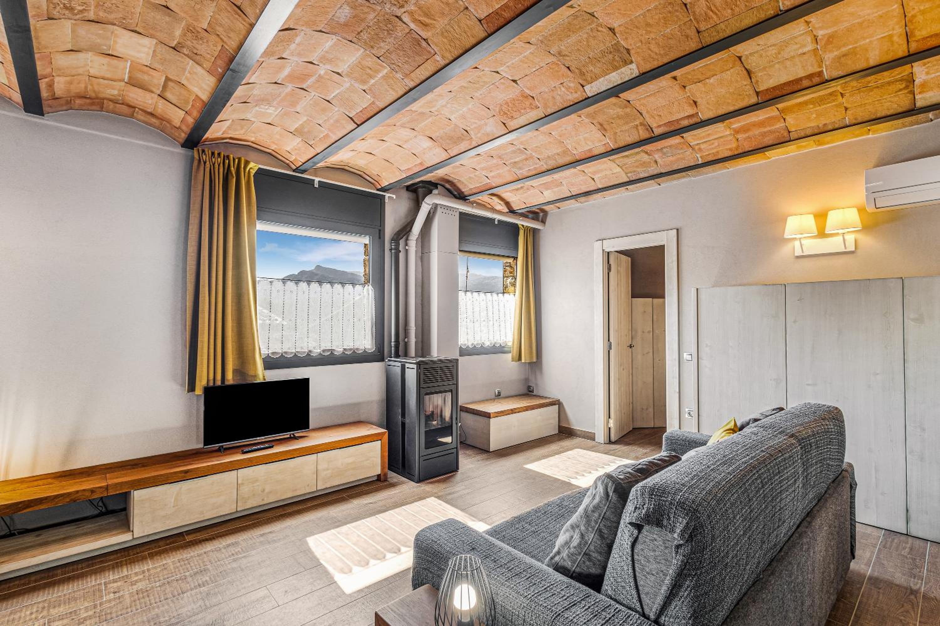 Two-Bedroom Apartment with Mountain View photo 3