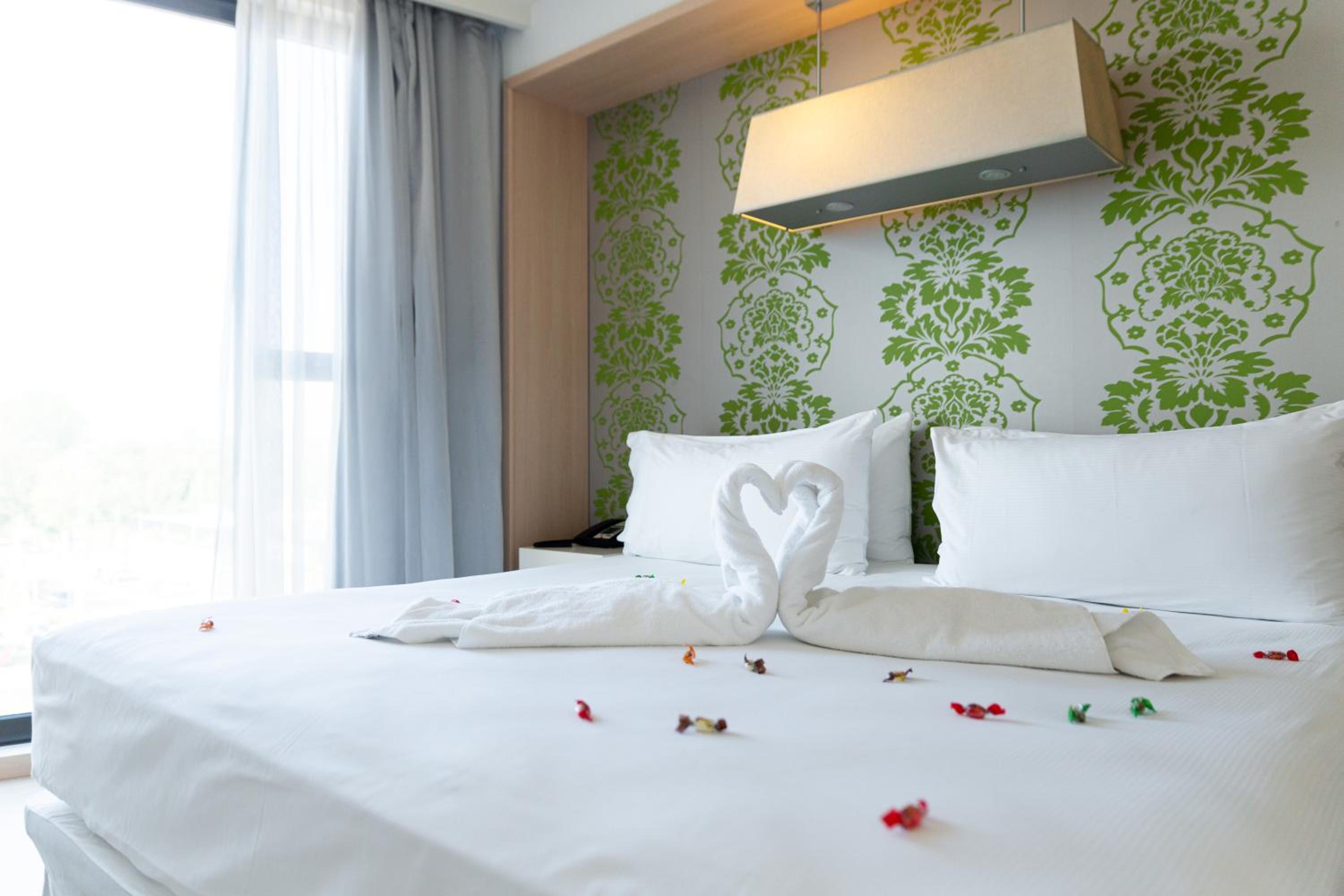 King Guest Room thumbnail 5